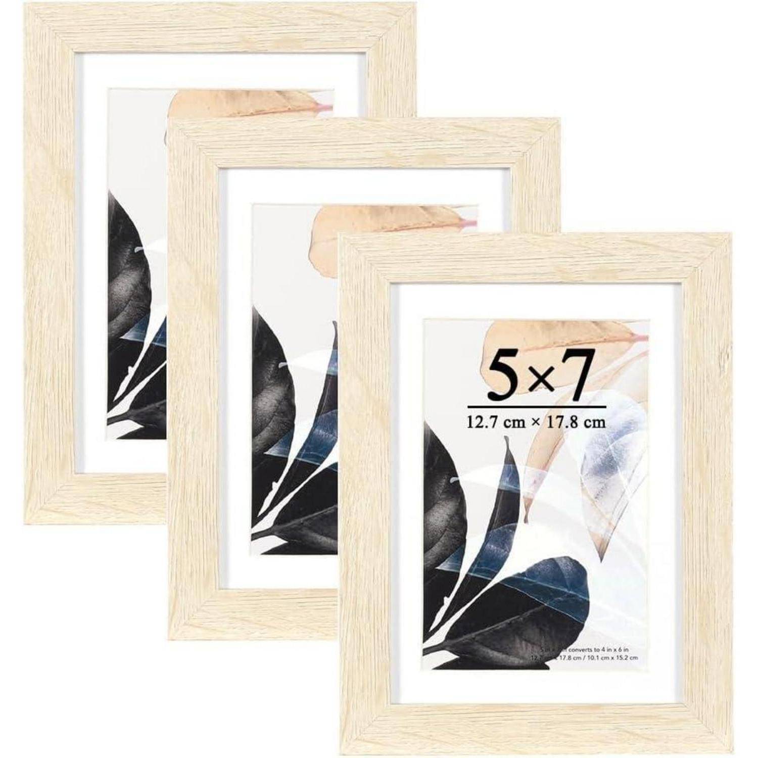 Drei Holzfotorahmen mit abstrakten Blattdesigns. Der mittlere Rahmen zeigt '5x7' und '12,7 cm x 17,8 cm'.