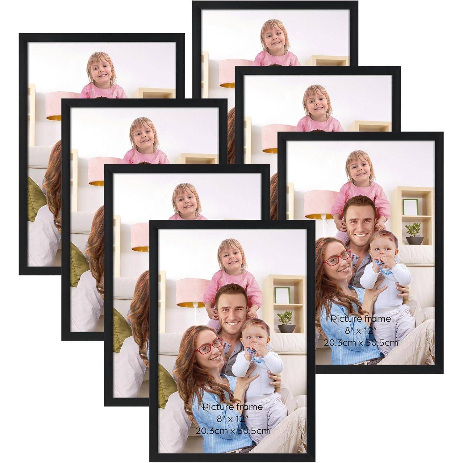Ein Set von acht schwarzen Bilderrahmen, die jeweils ein Familienfoto mit Eltern, einem Baby und einem Kleinkind in einer Wohnzimmerumgebung zeigen.