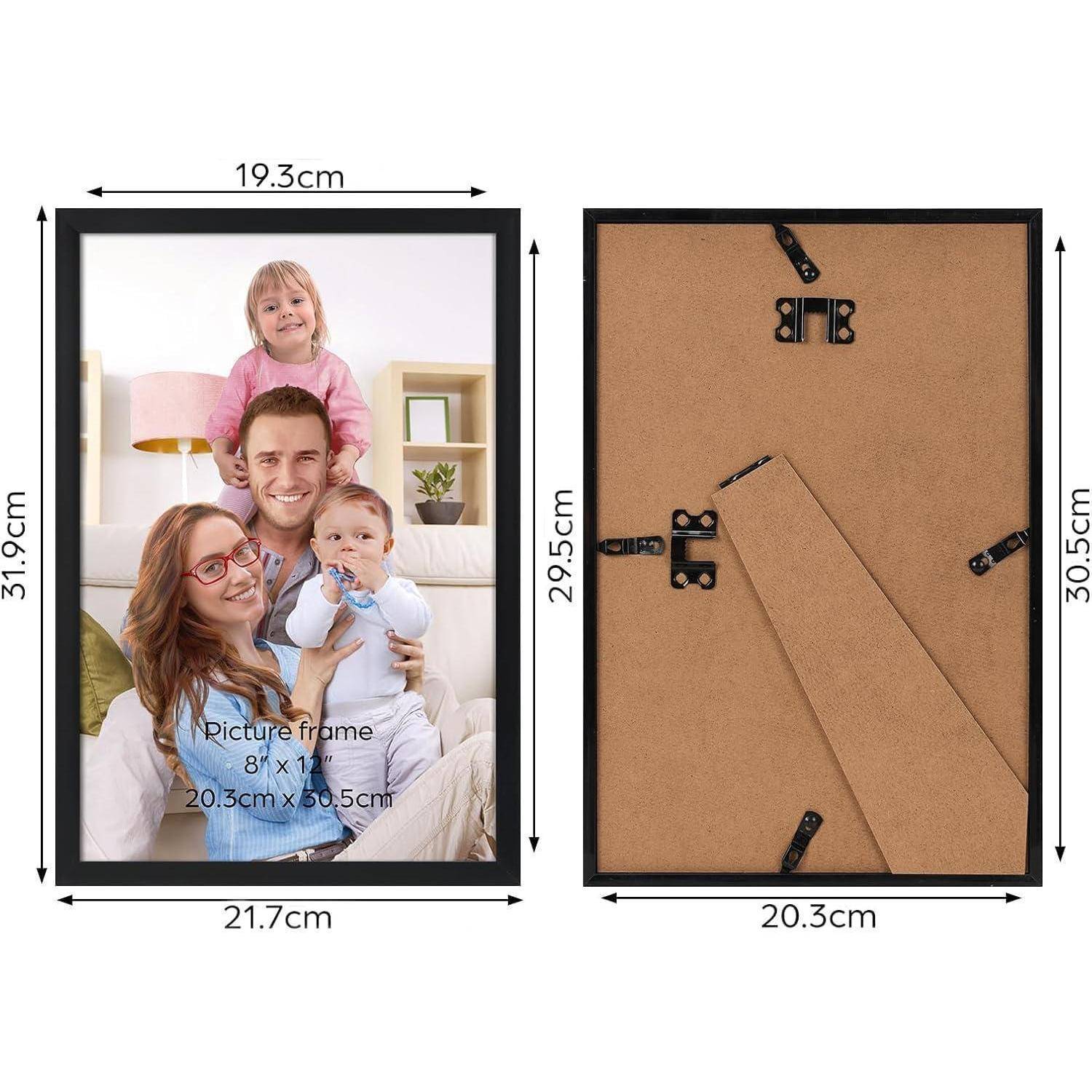 Ein Familienfoto in einem schwarzen Bilderrahmen mit Maßangaben. Ein Foto zeigt die Familie sitzend; das andere zeigt die Rückseite des Rahmens mit Ständer und Aufhängehaken.