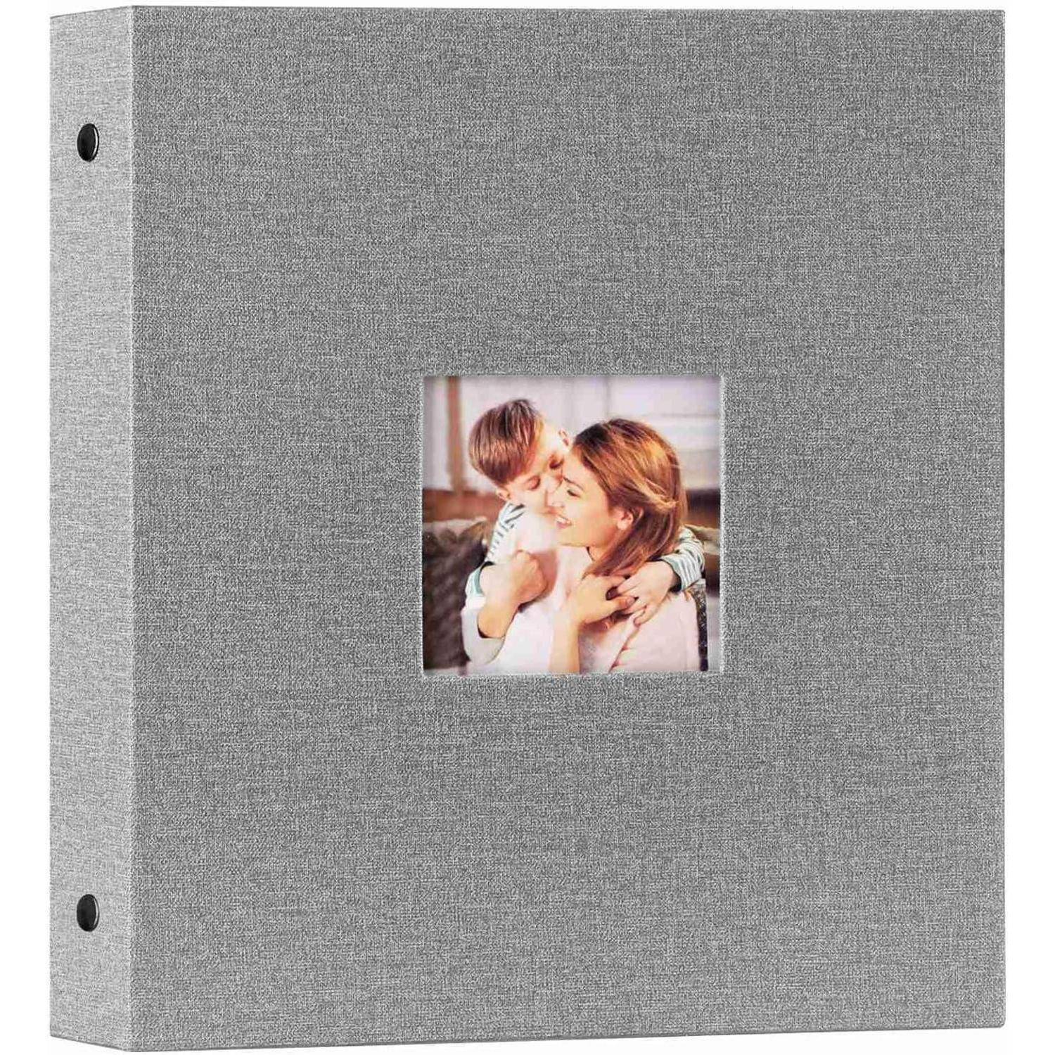 Ein grauer Fotoalbum mit einem kleinen Bild auf dem Einband, das eine Mutter zeigt, die ihr Kind hält und es anlächelt.