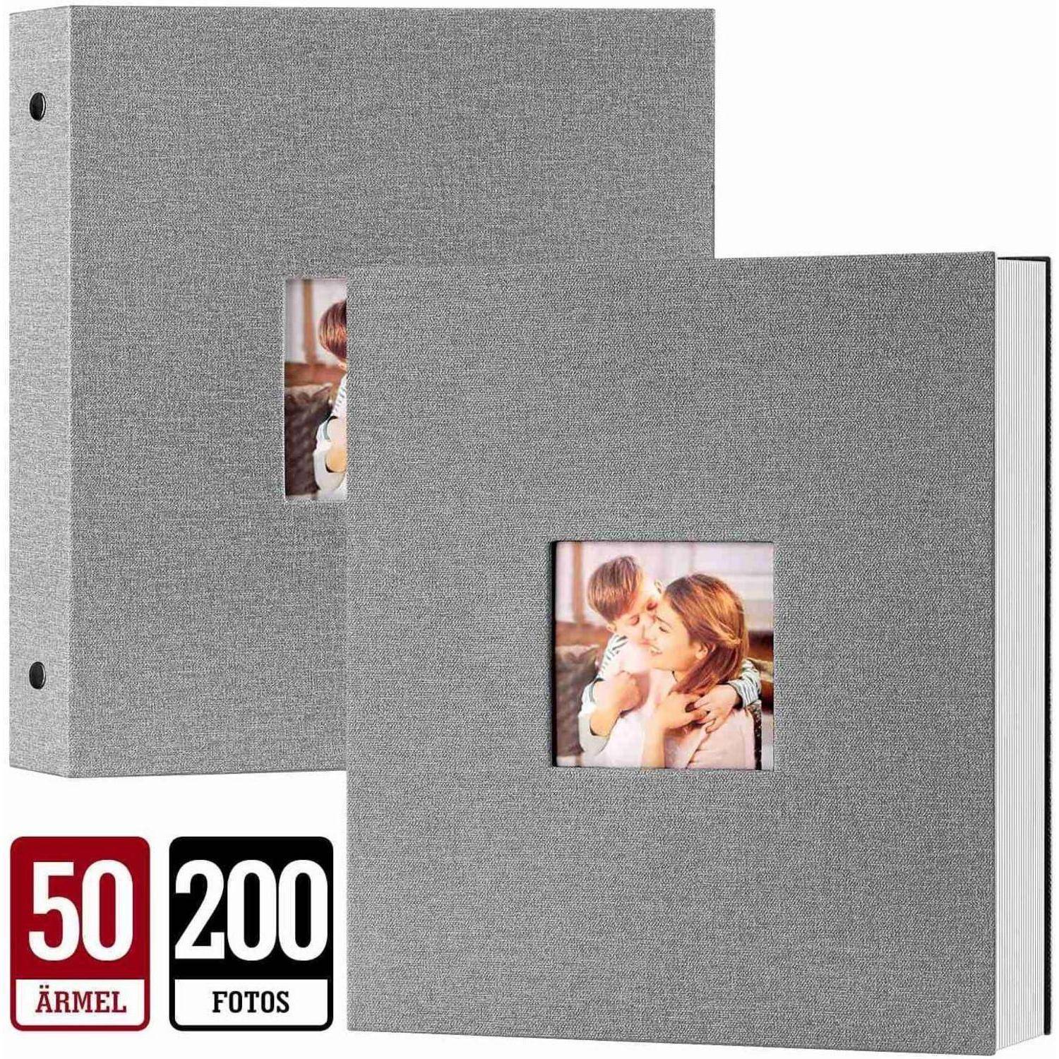 Zwei graue Fotoalben mit kleinem Familienfoto auf den Einbänden. Jedes Album fasst 200 Fotos in 50 Hüllen.