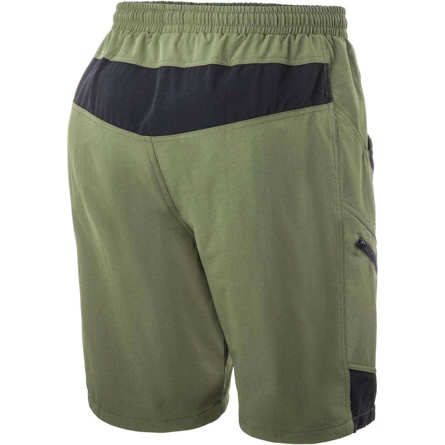Grüne Sportshorts von hinten präsentiert, mit schwarzen Akzenten an den Taschen und am Bund, ideal für lässige oder sportliche Aktivitäten.