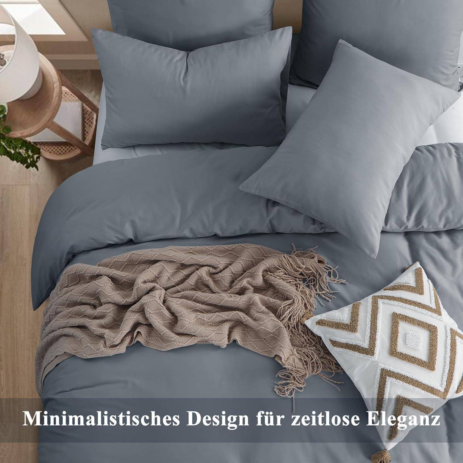 Ein ordentlich hergerichtetes Bett mit grauen Kissen, einer beigen Decke und einem Zierkissen. Text lautet: 'Minimalistisches Design für zeitlose Eleganz'.
