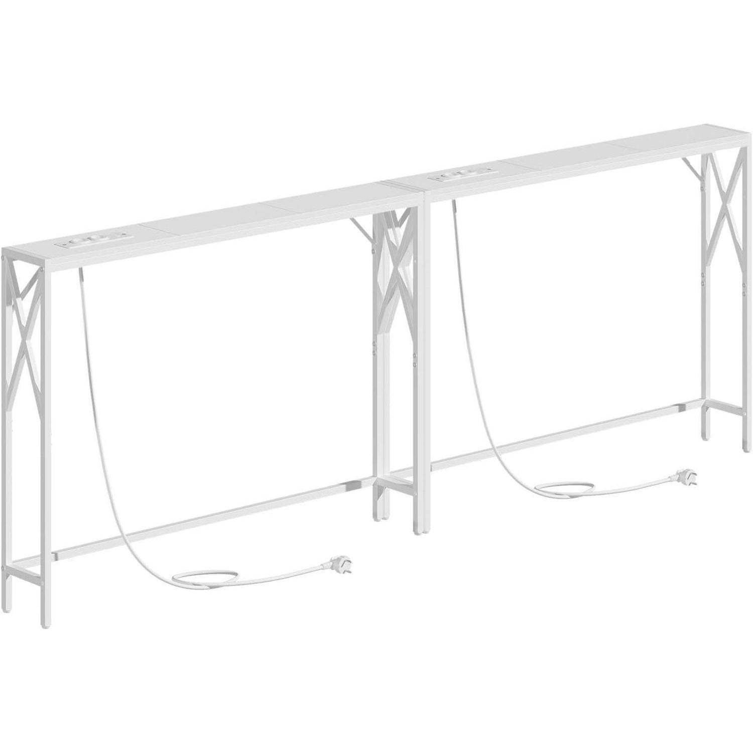 Zwei miteinander verbundene weiße Tische mit schlanken Beinen, jeweils mit einem Netzkabel ausgestattet, für die Einrichtung eines Arbeitsplatzes konzipiert.