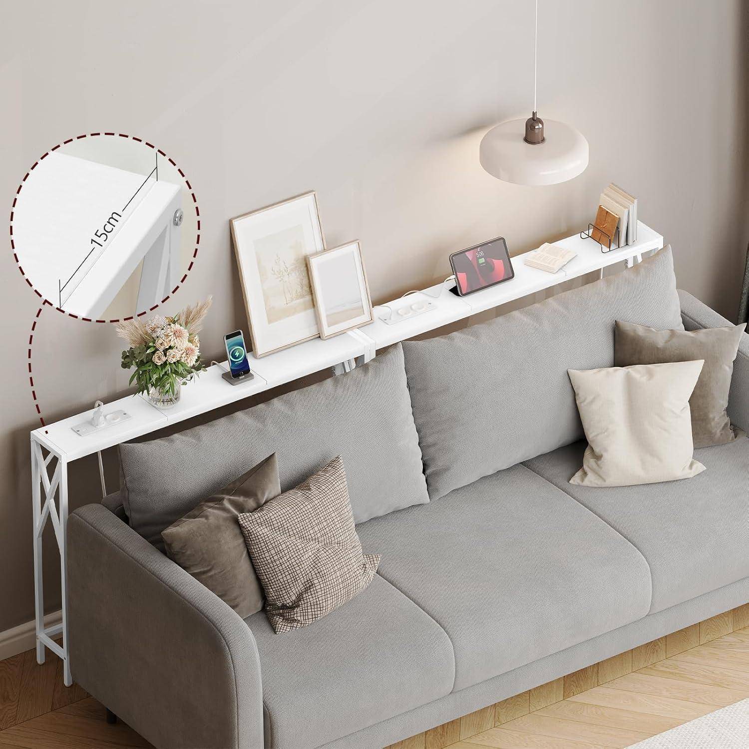 Regal über einem grauen Sofa, das Pflanzen, Rahmen und Dekoartikel trägt. Messung von 15 cm zwischen Wand und Sofa hervorgehoben.
