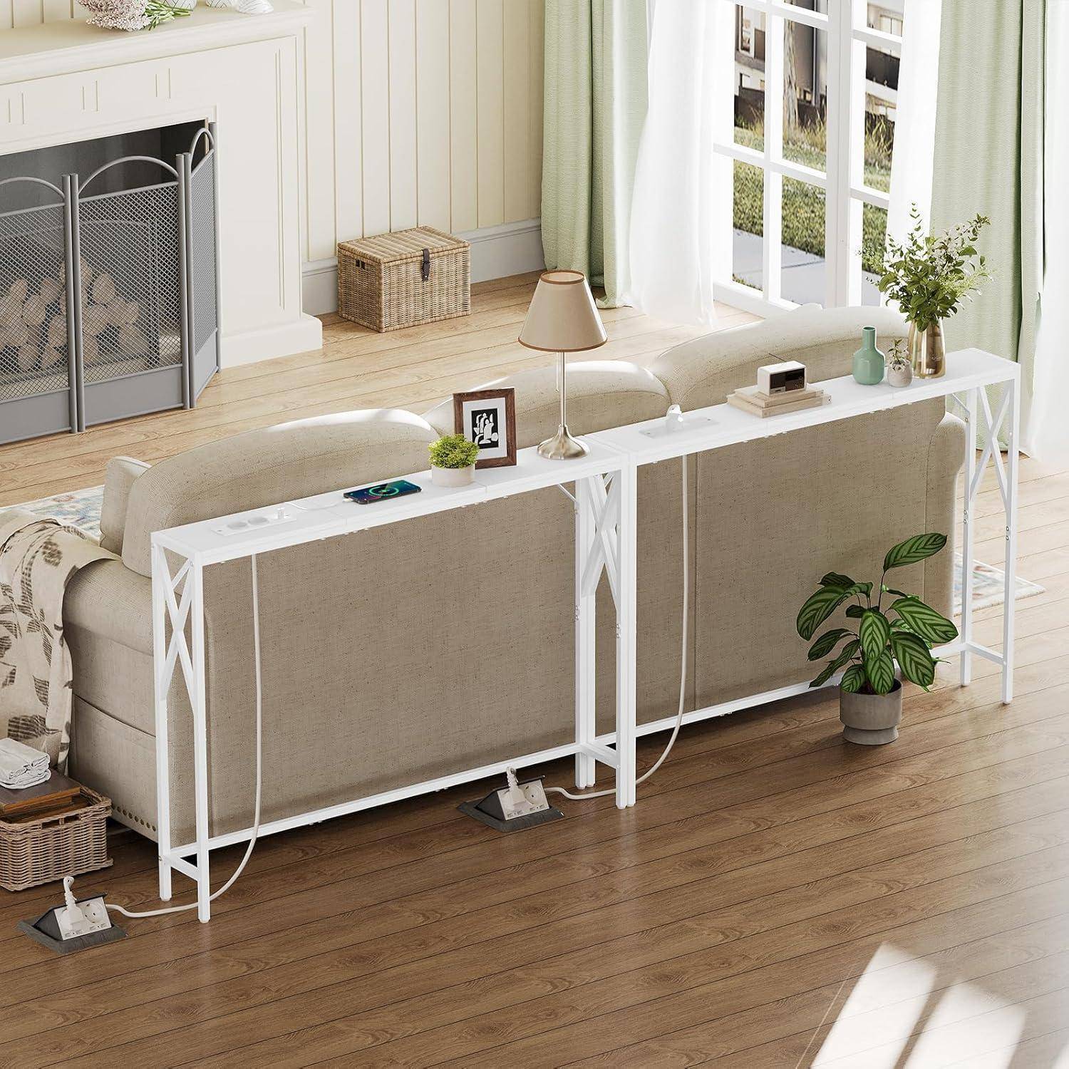 Ein gemütliches Wohnzimmer mit einem hellgefärbten Sofa, das auf einen Kamin ausgerichtet ist. Eine Pflanze steht auf dem Boden, und ein Fenster gibt einen Blick nach draußen frei.