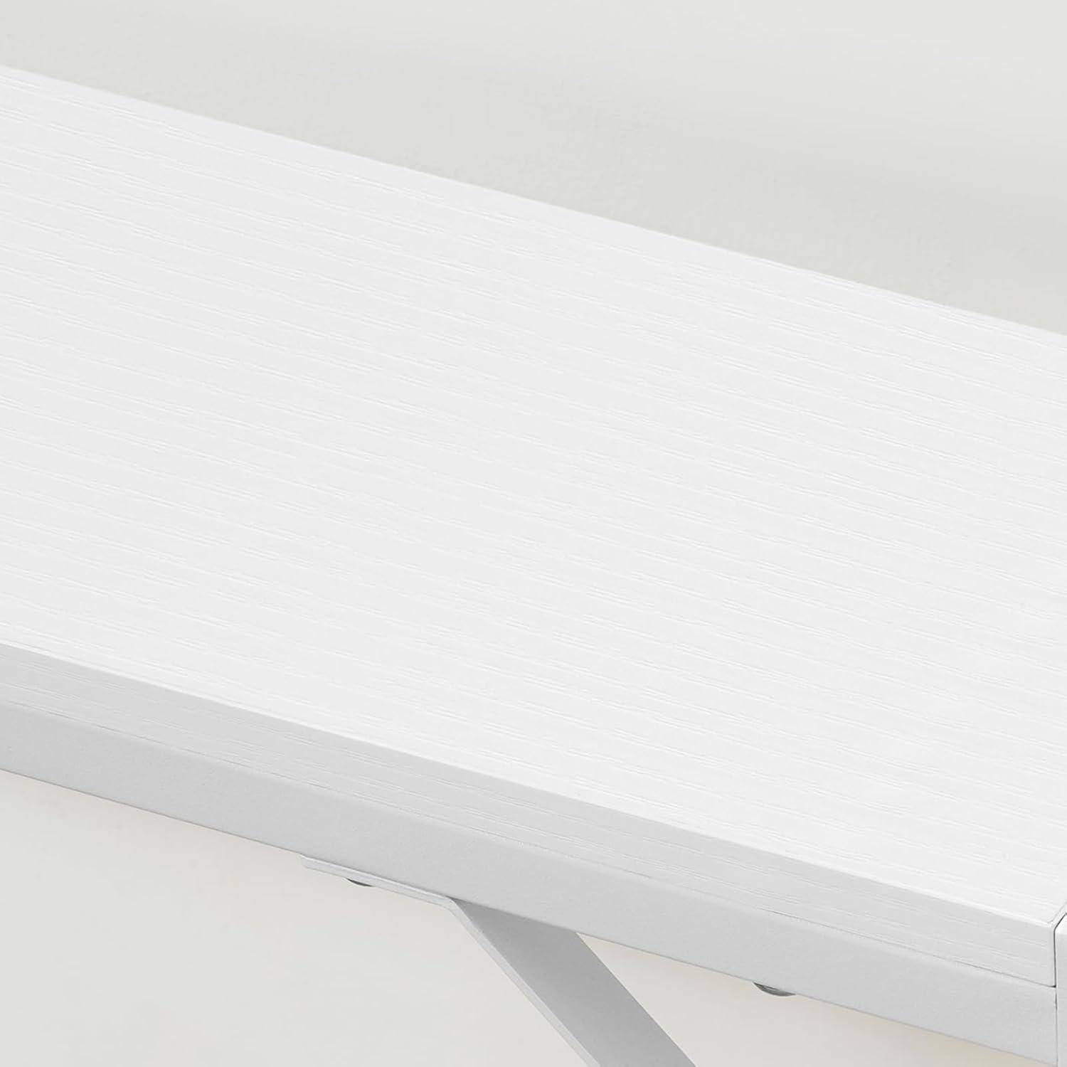 Ein minimalistischer weißer Tisch mit elegantem, modernem Design und abgewinkelten Beinen vor einem schlichten Hintergrund.