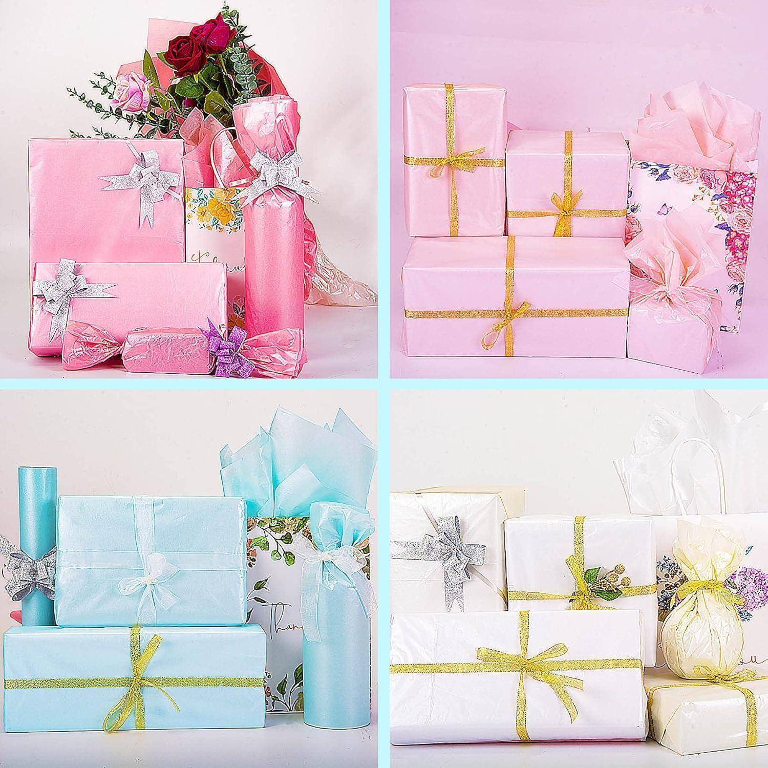 Vier Sets von eingepackten Geschenken in verschiedenen Farbschemata: Rosa, Gelb und Blau. Jedes Set umfasst verschiedene Größen von Kartons und Taschen.