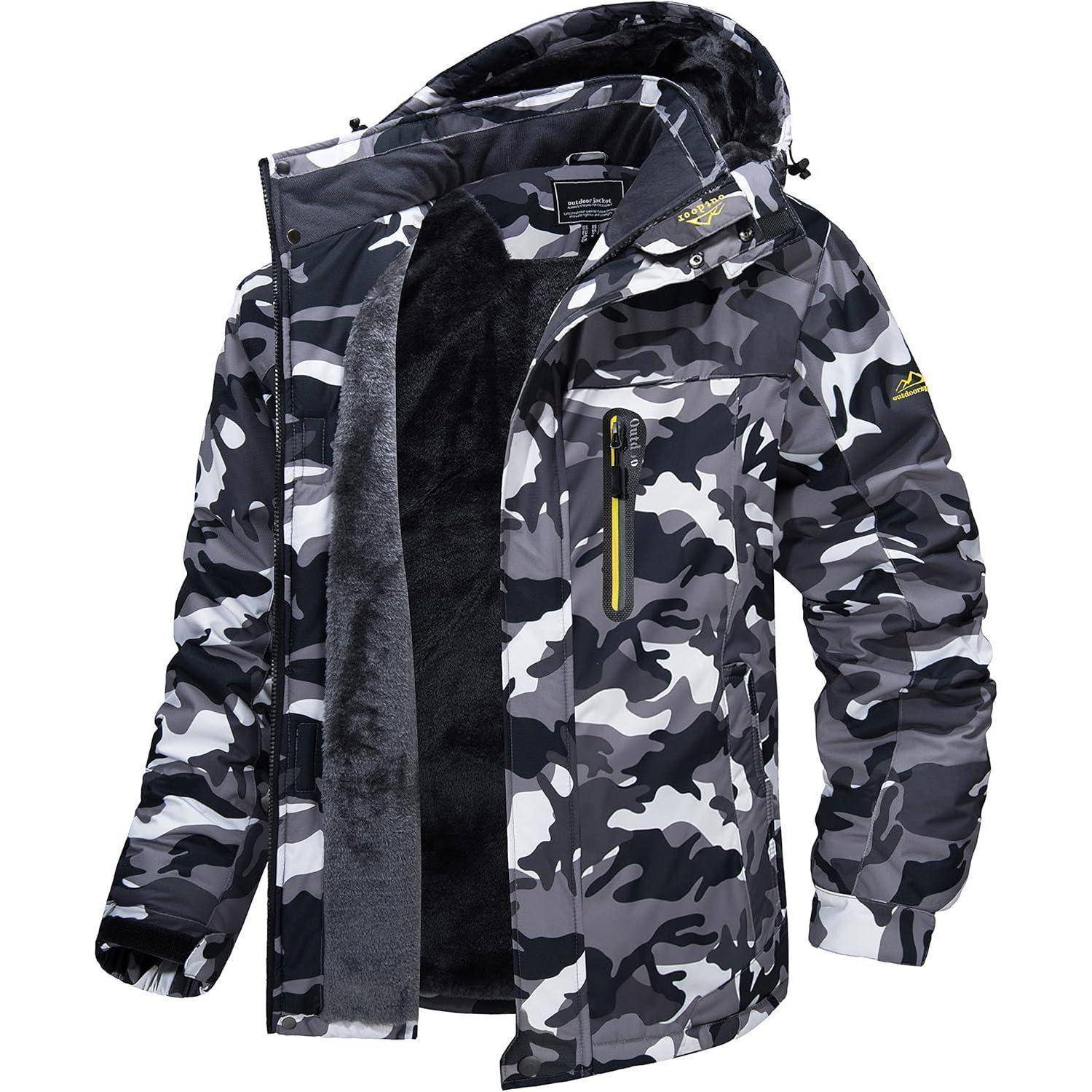 Eine Jacke im Tarnmuster mit pelzgefütterter Kapuze und mehreren Reißverschlüssen, einschließlich einer Tasche mit gelber Einfassung, die vor einem weißen Hintergrund präsentiert wird.