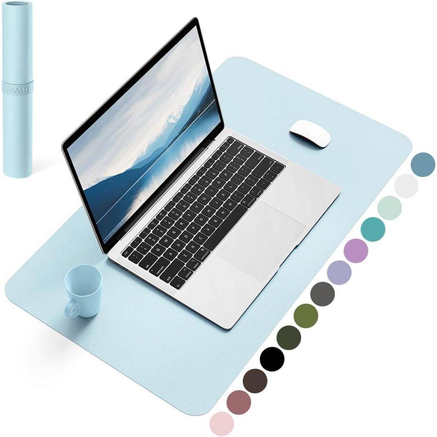 Ein Laptop, eine Maus und eine Tasse auf einem hellblauen Schreibtischuntersetzer mit verschiedenen Farboptionen, die rechts dargestellt sind.
