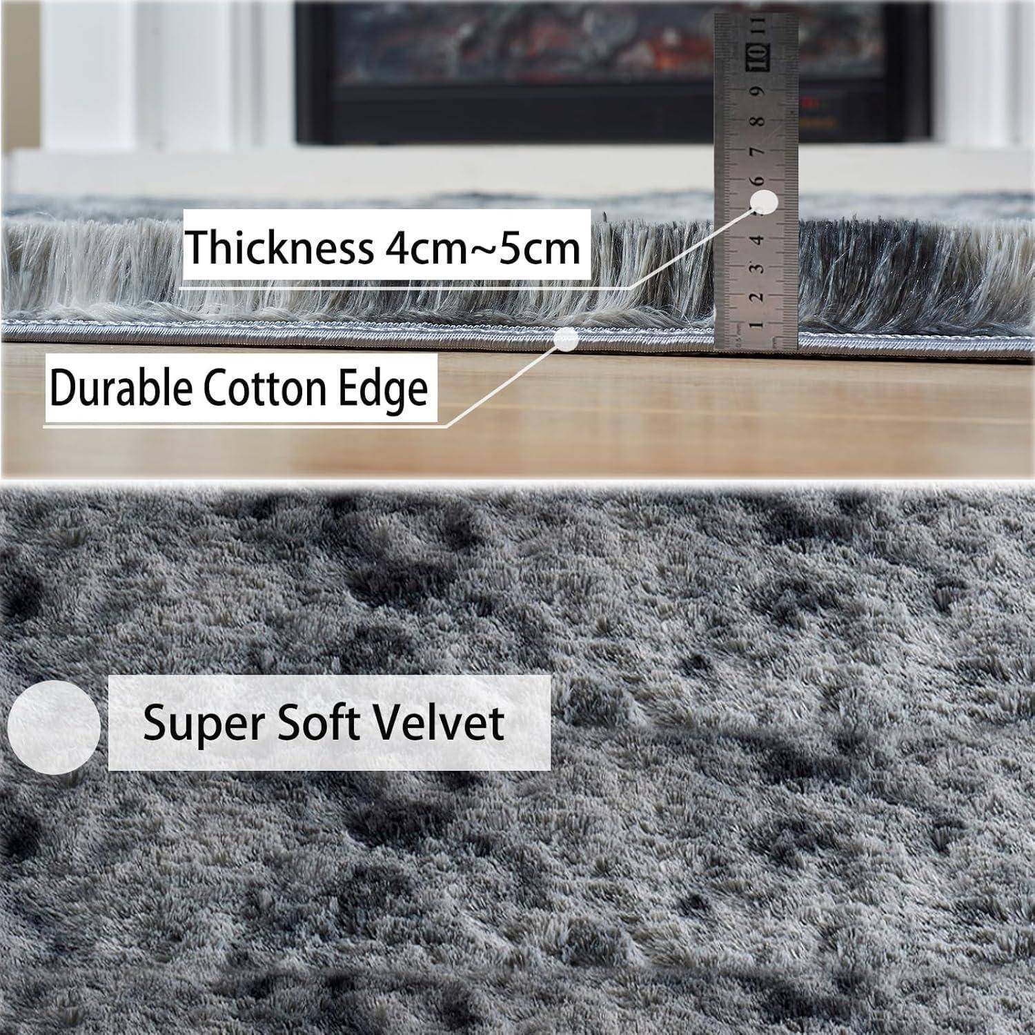 Ein Teppich wird im Detail gezeigt, wobei die ‚Super Soft Velvet'-Textur und der ‚Durable Cotton Edge' hervorgehoben werden. Die Tiefe wird mit 4 cm bis 5 cm angegeben.