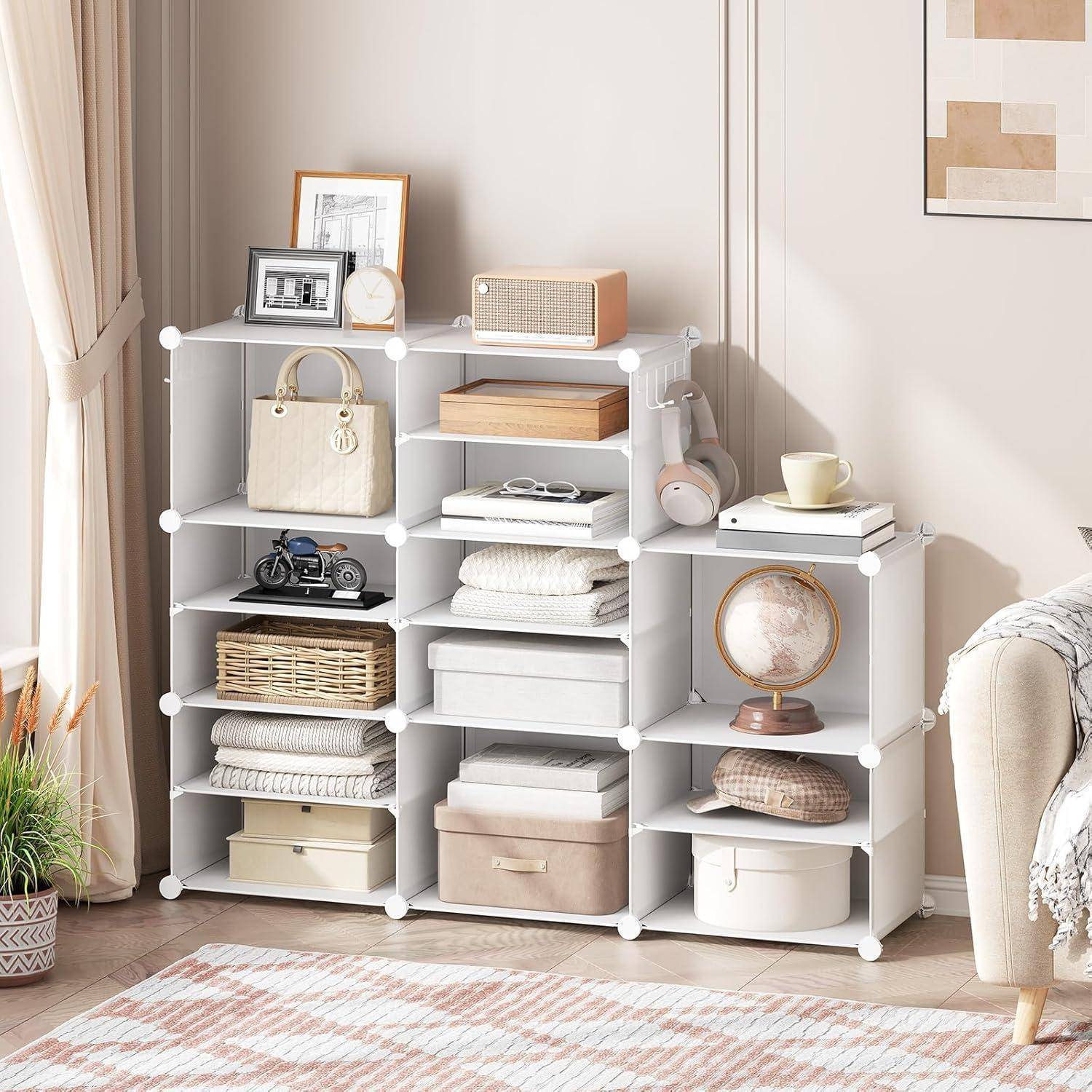 Ein weißes modulares Regalset ist in einer hellen Wohnzimmerecke ordentlich arrangiert und dekoriert mit Zierelementen, Büchern und Körben.