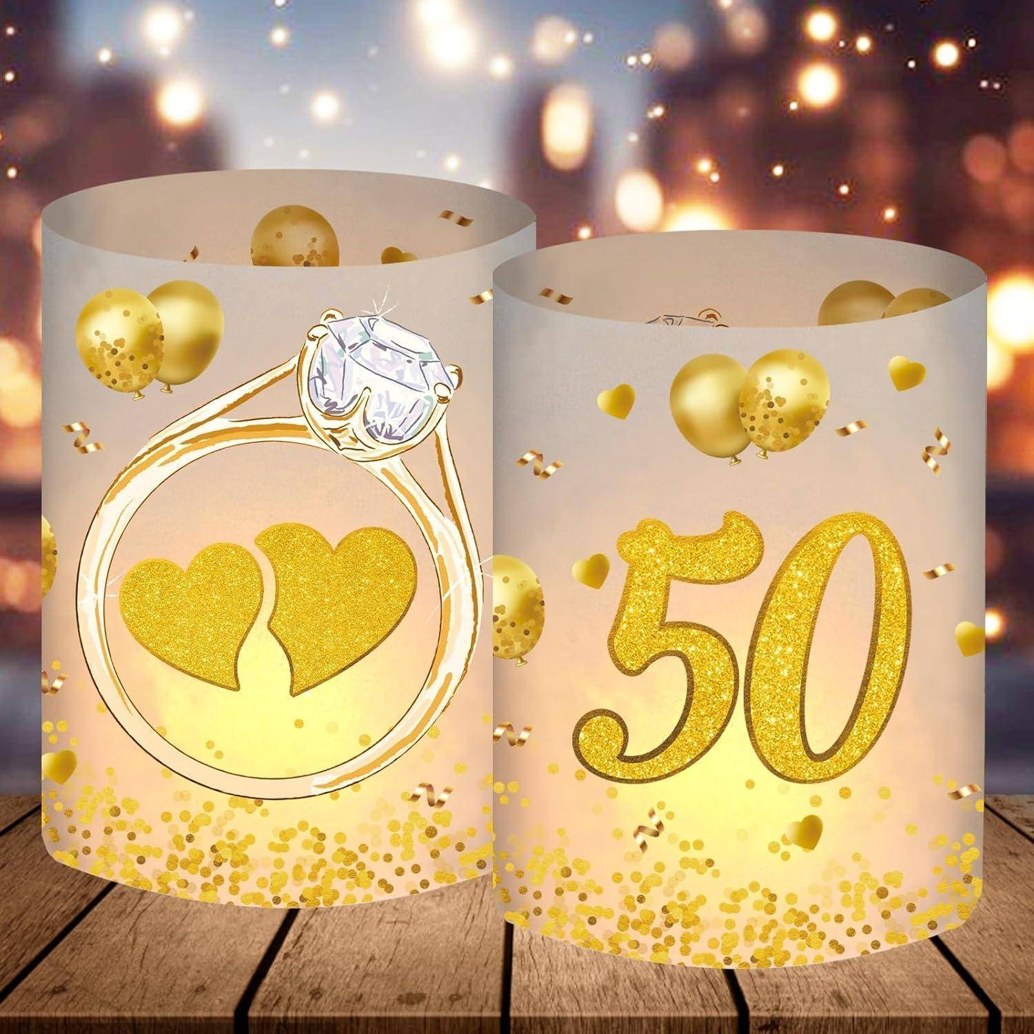 Kerzen zum 50. Jahrestag mit goldenen Herzen und Luftballons auf einem weichen goldenen Hintergrund, die Feier und Romantik symbolisieren.