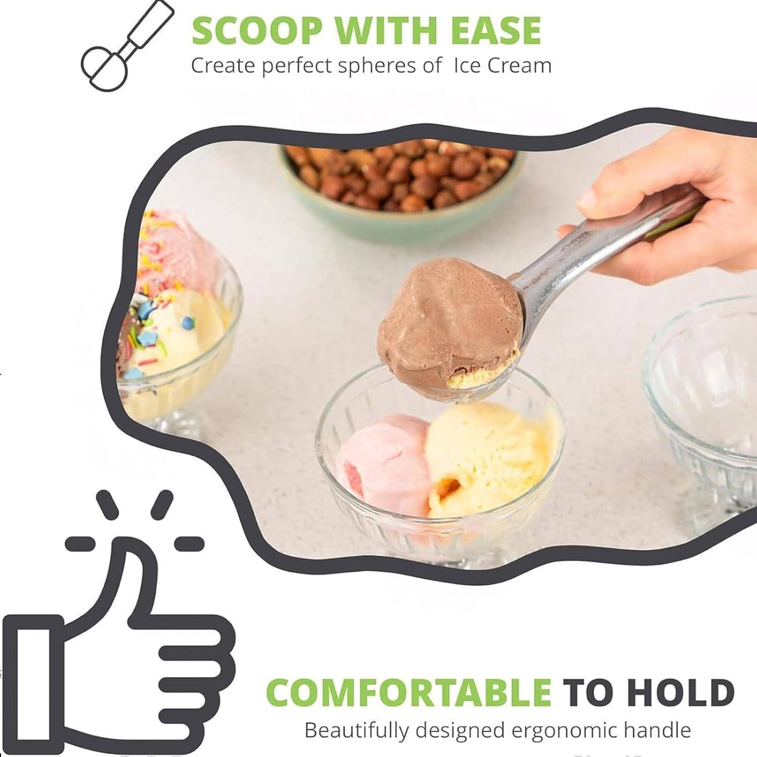 Eiscreme wurde mühelos aus der Schüssel geschöpft; der ergonomische Löffel gewährleistet Komfort. Eiscreme in verschiedenen Farben in der Schüssel, Erdnüsse im Hintergrund.