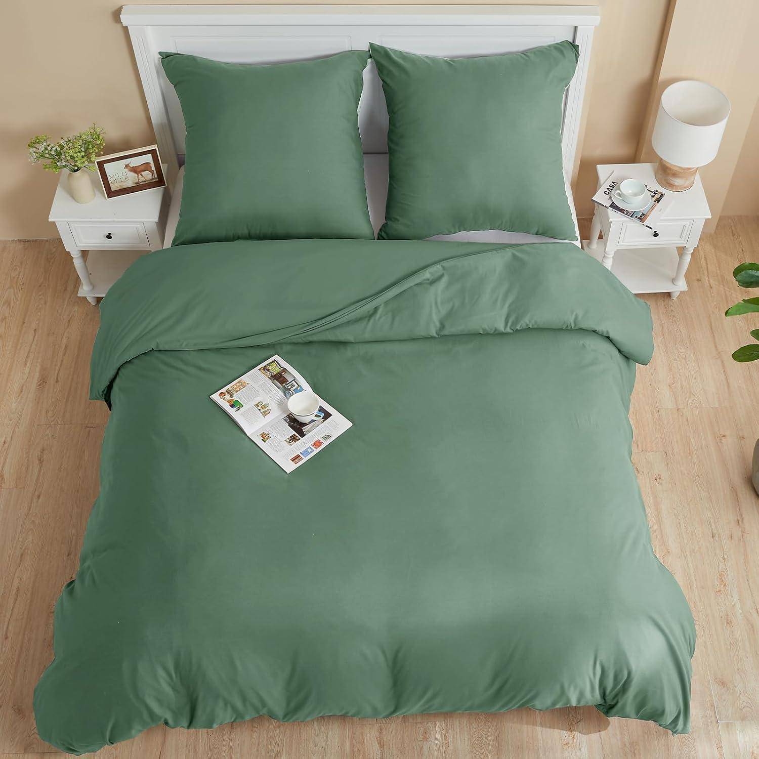 Ein ordentlich gemachtes Bett mit grüner Bettwäsche, zwei Kissen und einer Decke. Auf beiden Seiten befindet sich ein Nachttisch mit einer Lampe, einer Pflanze und einem Fotorahmen.