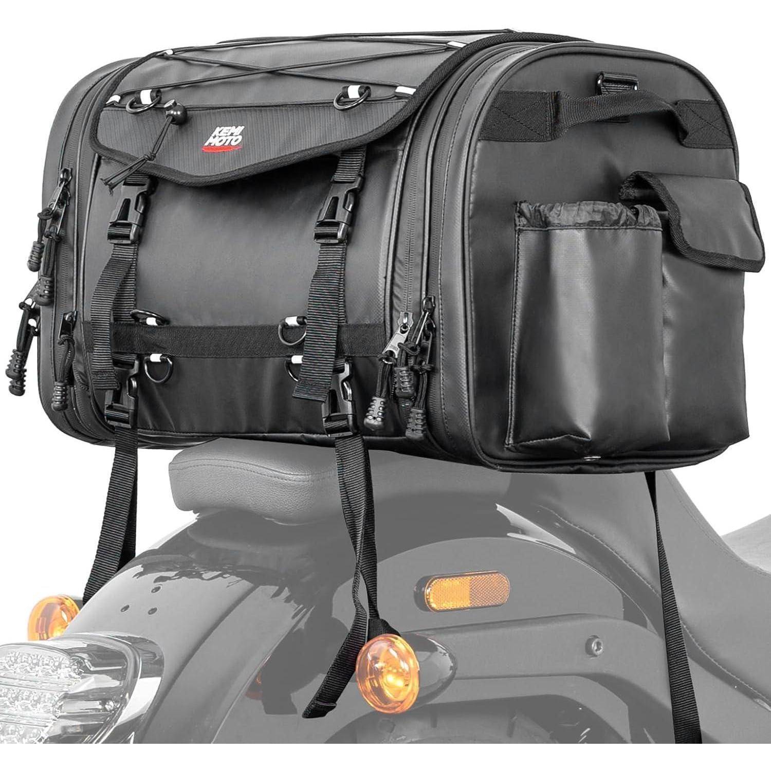 Eine schwarze Motorrad-Gepäcktasche ist auf dem Soziussitz eines Motorrads befestigt, mit mehreren Fächern und Schnallengurten.