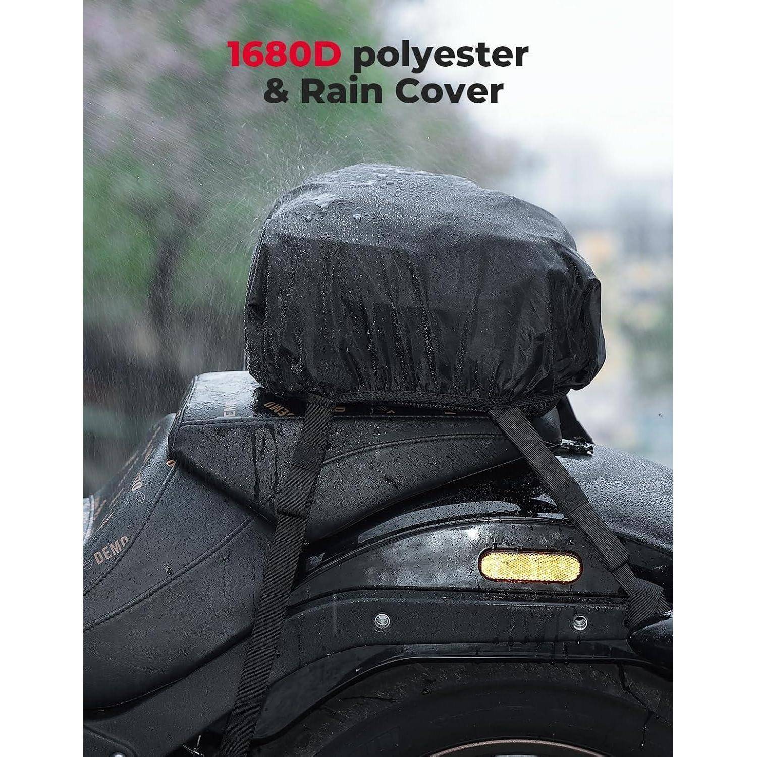 Eine schwarze Motorrad-Sitzbank-Tasche, bedeckt mit einer Regenhaube, beschriftet mit '1680D Polyester & Regenschutz', ist unter regnerischen Bedingungen sicher befestigt.