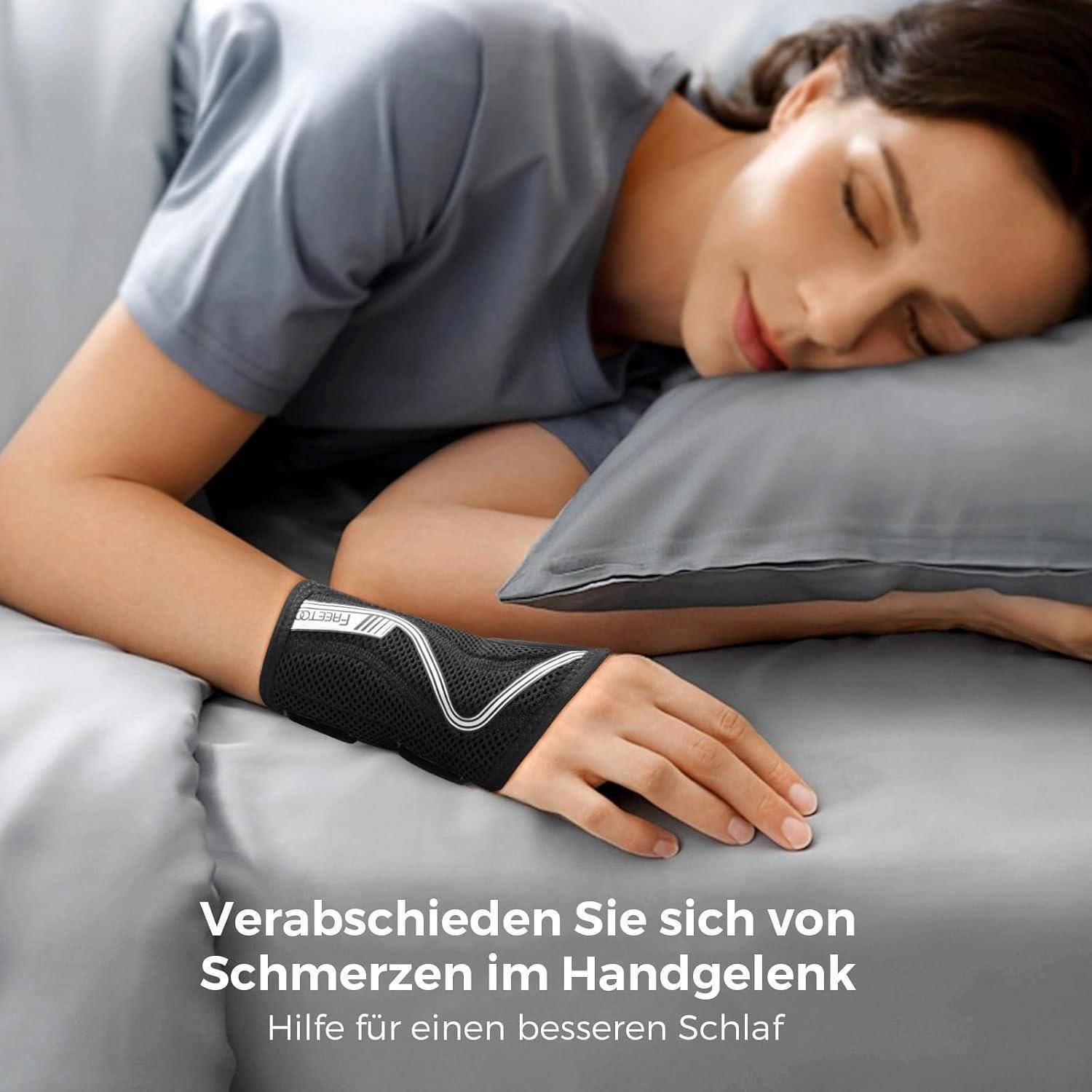 Eine Person schläft bequem auf einem Bett und trägt eine Handgelenkstütze. Der Text lautet: 