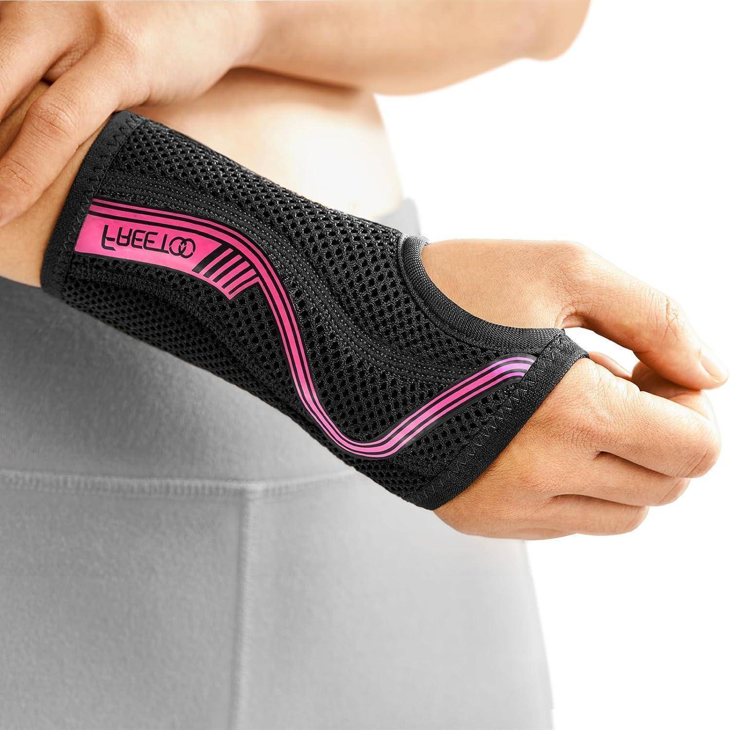 Eine Person, die ein schwarzes und pinkes elastisches Sportband um die Taille trägt, wobei das flexible Material eine Marke mit der Aufschrift 'EXIO' auf dem Band zeigt.
