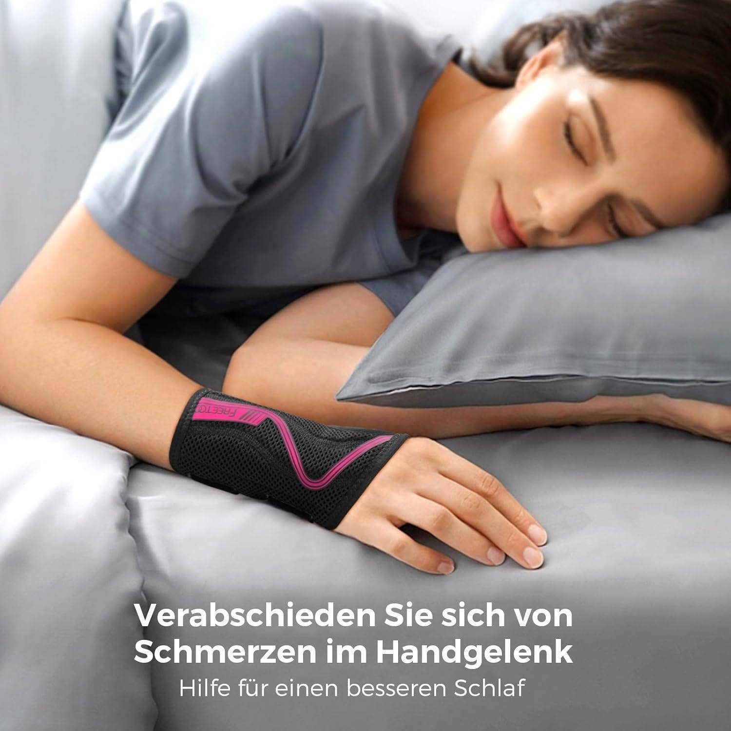 Eine Frau schläft mit einer Handgelenkschiene, die neben ihr ruht. Der Text auf Deutsch lautet: 