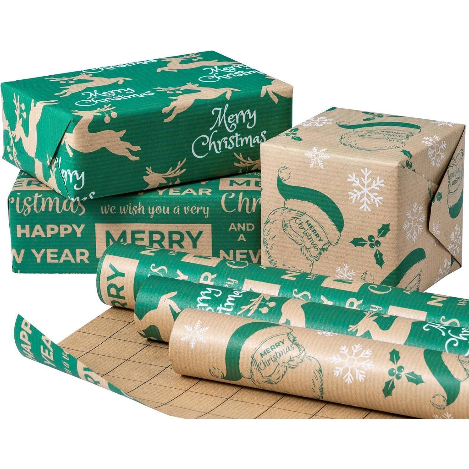 Drei eingepackte Geschenke und zwei Rollen Geschenkpapier mit weihnachtlichen Motiven, die Rentiere, den Weihnachtsmann und Phrasen wie 