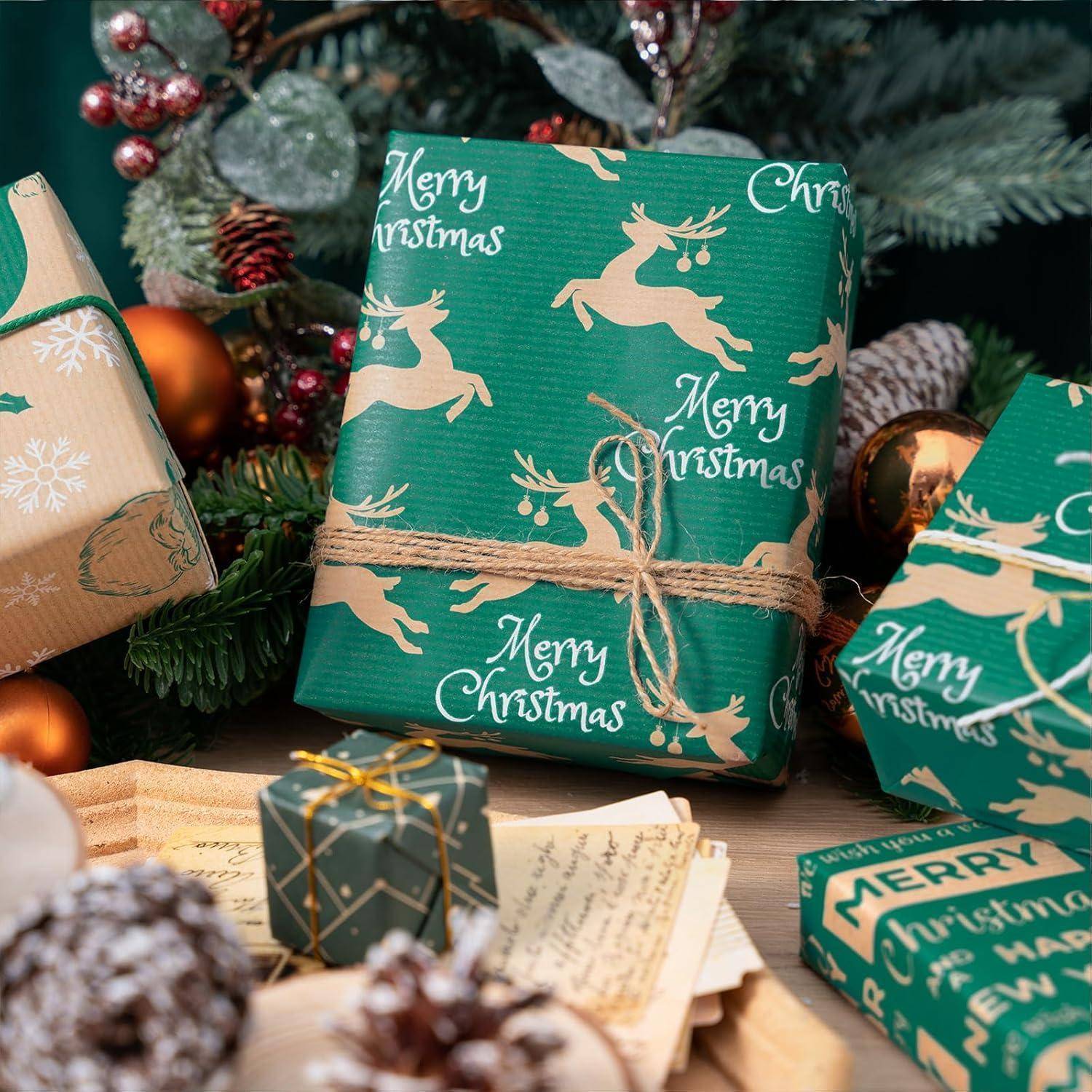 Weihnachtliche Geschenkverpackung mit Rentieren und dem Text 