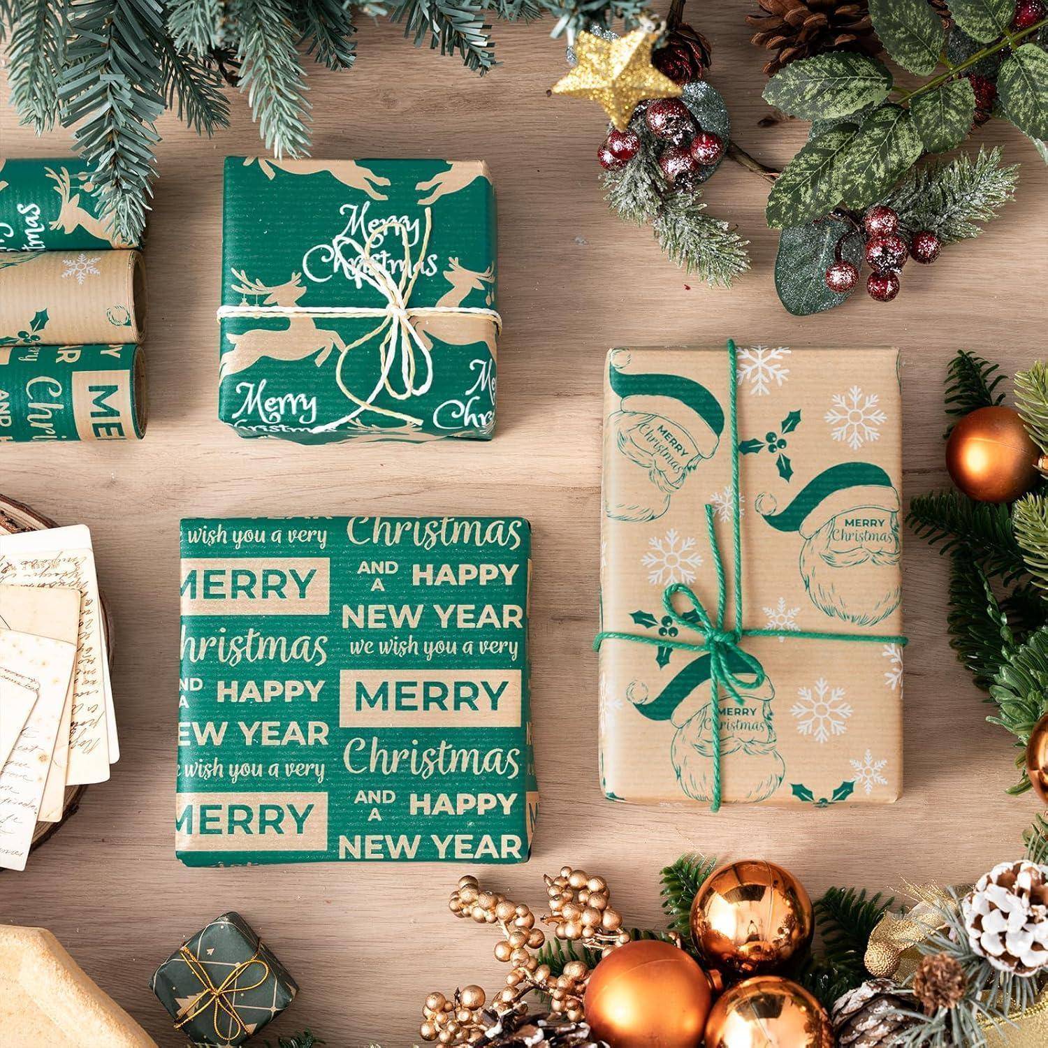 Weihnachtlich gestaltete Geschenkboxen auf einem Holztisch, dekoriert mit Tannenzweigen, Christbaumkugeln und Tannenzapfen.