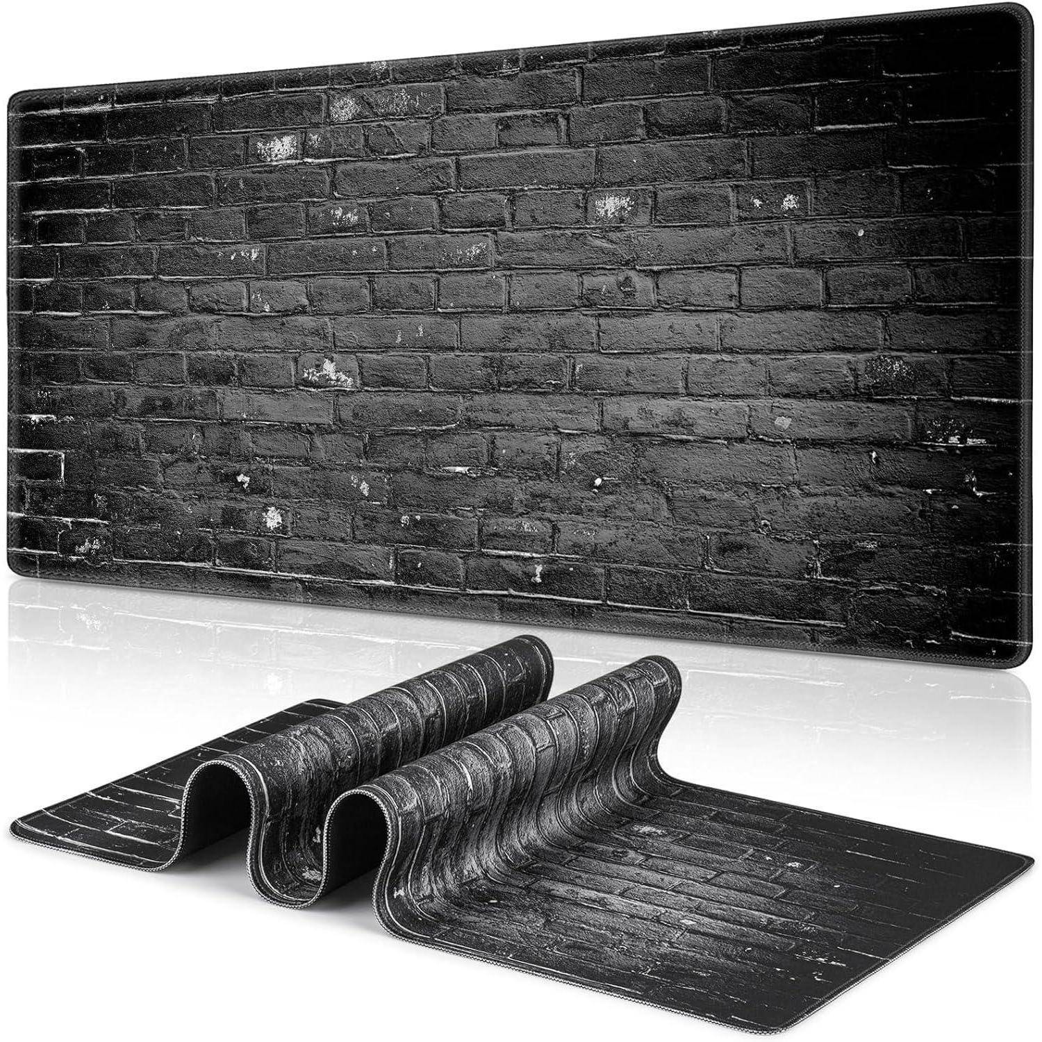 Ein schwarzes Mauspad mit einer strukturierten Ziegelwand-Musterung, das einen leicht geschwungenen Rand aufweist und einen industriellen Look für Schreibtische bietet.