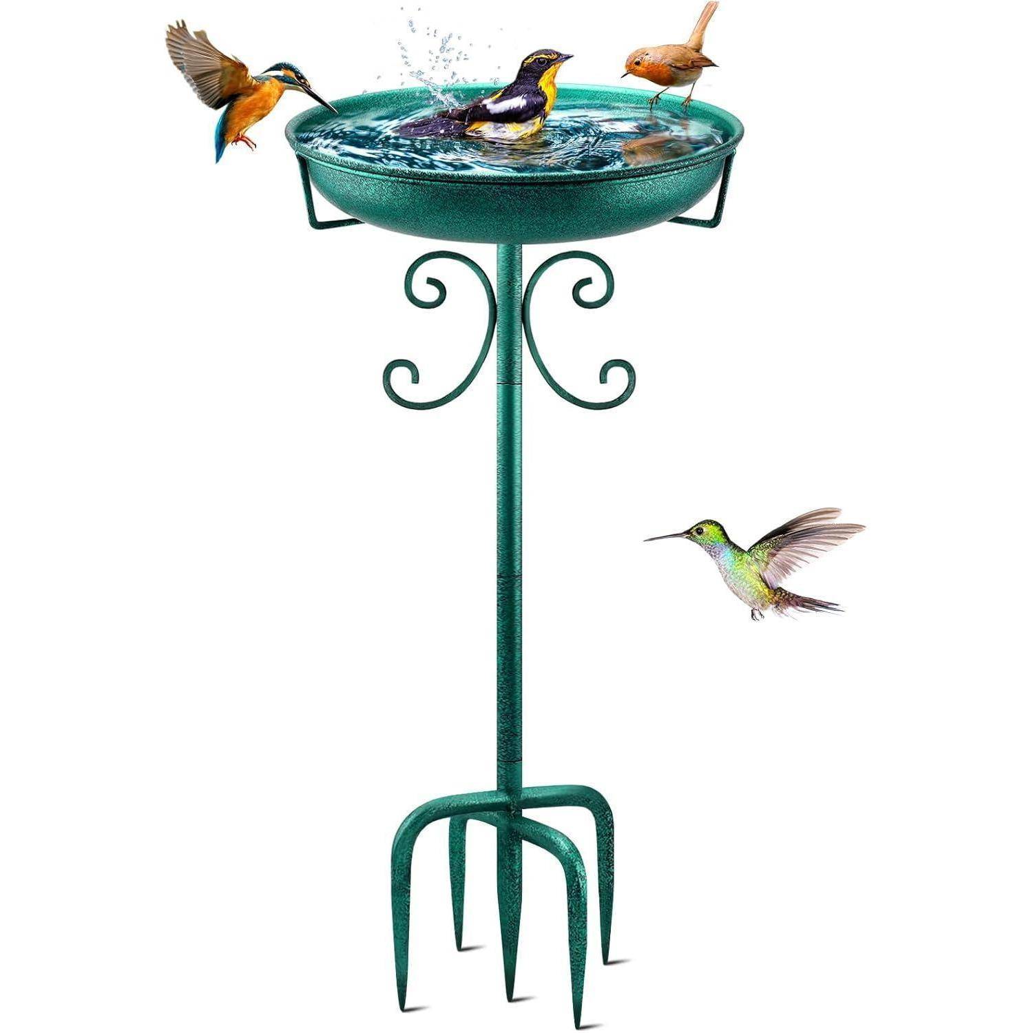 Ein Vogelbad auf einem Ständer mit blauen und orangefarbenen Vögeln, die darauf sitzen, und einem Kolibri, der in der Nähe fliegt.