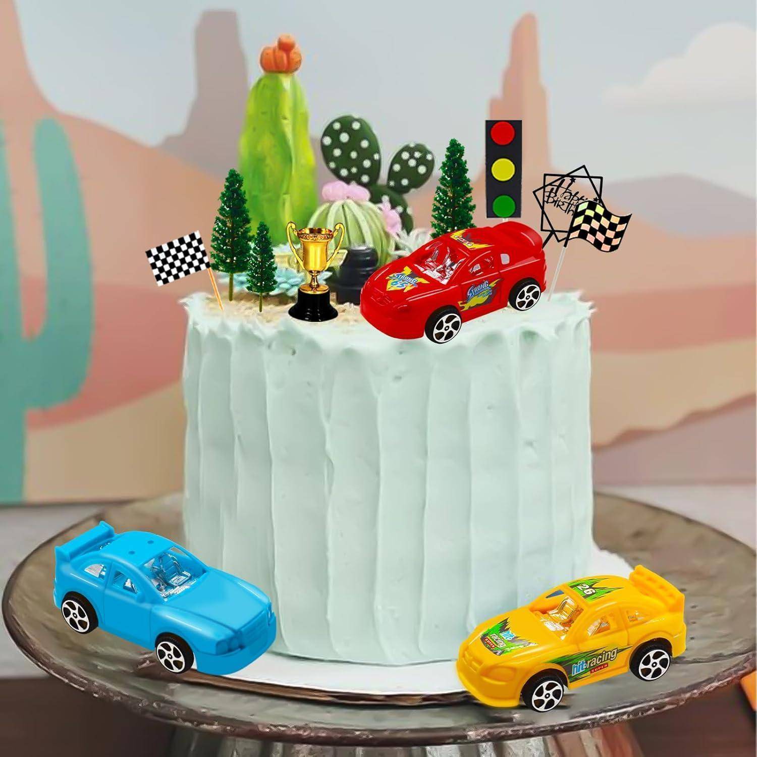 Eine Torte mit Rennmotiv, geschmückt mit Spielzeugautos, einem Pokal, karierten Flaggen, Miniatur-Bäumen und einer Verkehrsampel oben drauf. Kakteen und eine Wüstenlandschaft im Hintergrund.