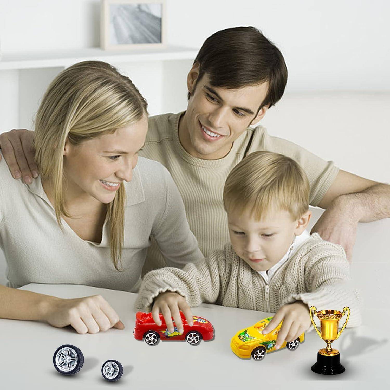 Eine Familie mit einem kleinen Kind, das Spielzeugautos auf einem Tisch spielt. Das Kind wirkt konzentriert, und in der Nähe ist digital ein Trophäensymbol hinzugefügt.