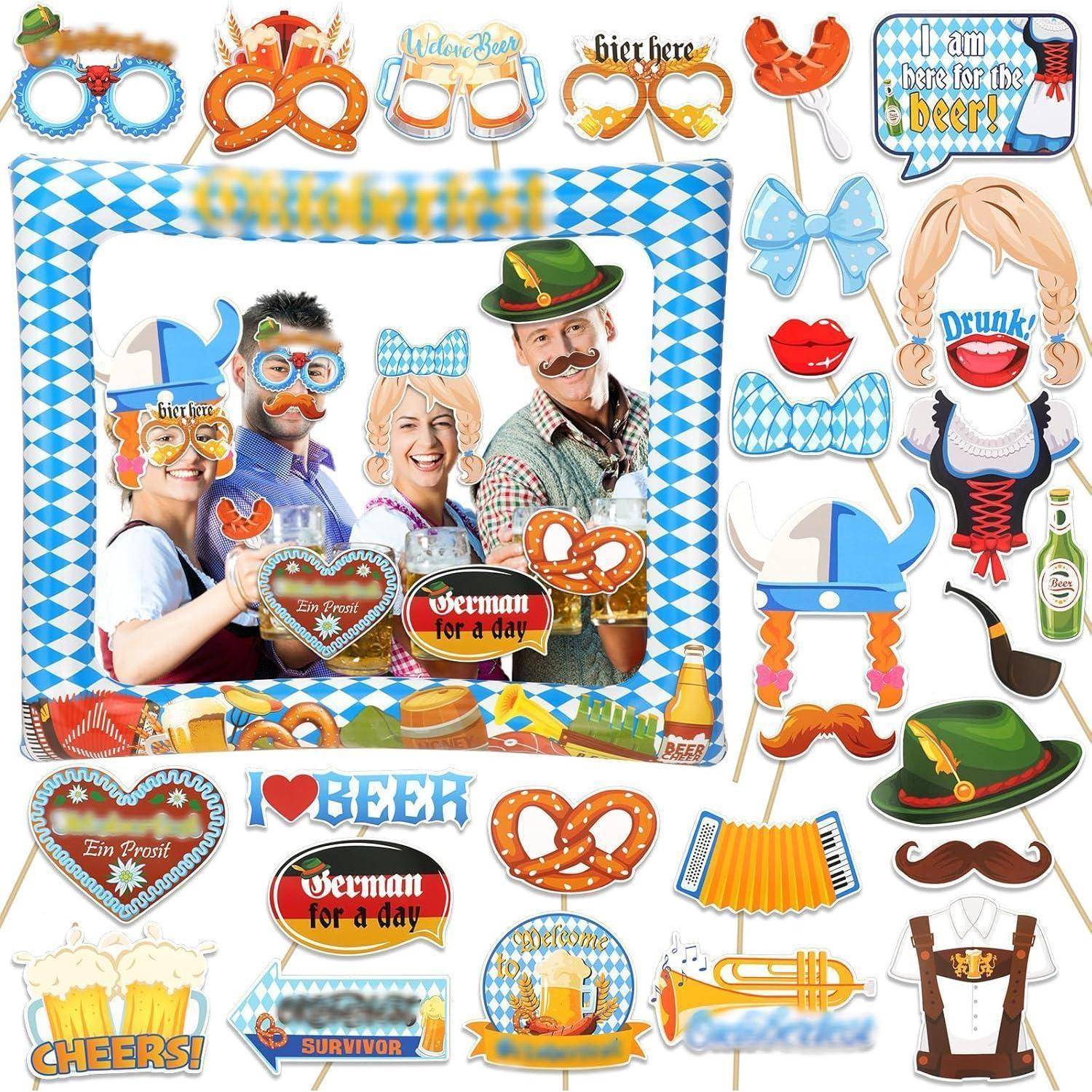 Gruppe von Menschen in traditioneller Oktoberfest-Kleidung, die mit festlichen Fotobooth-Requisiten posieren. Bierkrüge, herzförmige Lebkuchen und Texte wie ‚Für einen Tag deutsch'.