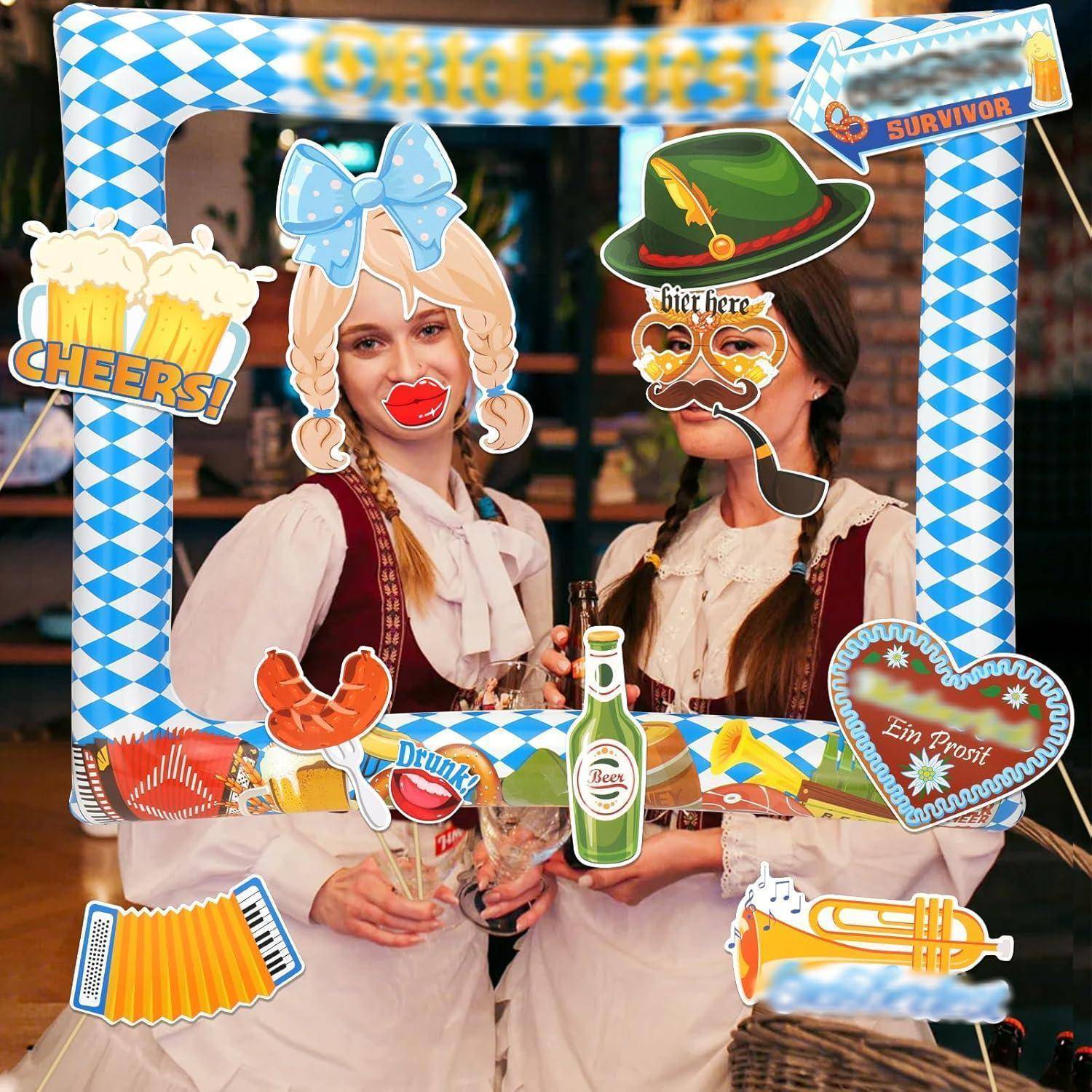 Zwei Personen in traditioneller Kleidung halten Getränke und posieren mit einem festlichen Rahmen, der Oktoberfest-Symbole wie Brezeln und Bierkrüge zeigt.