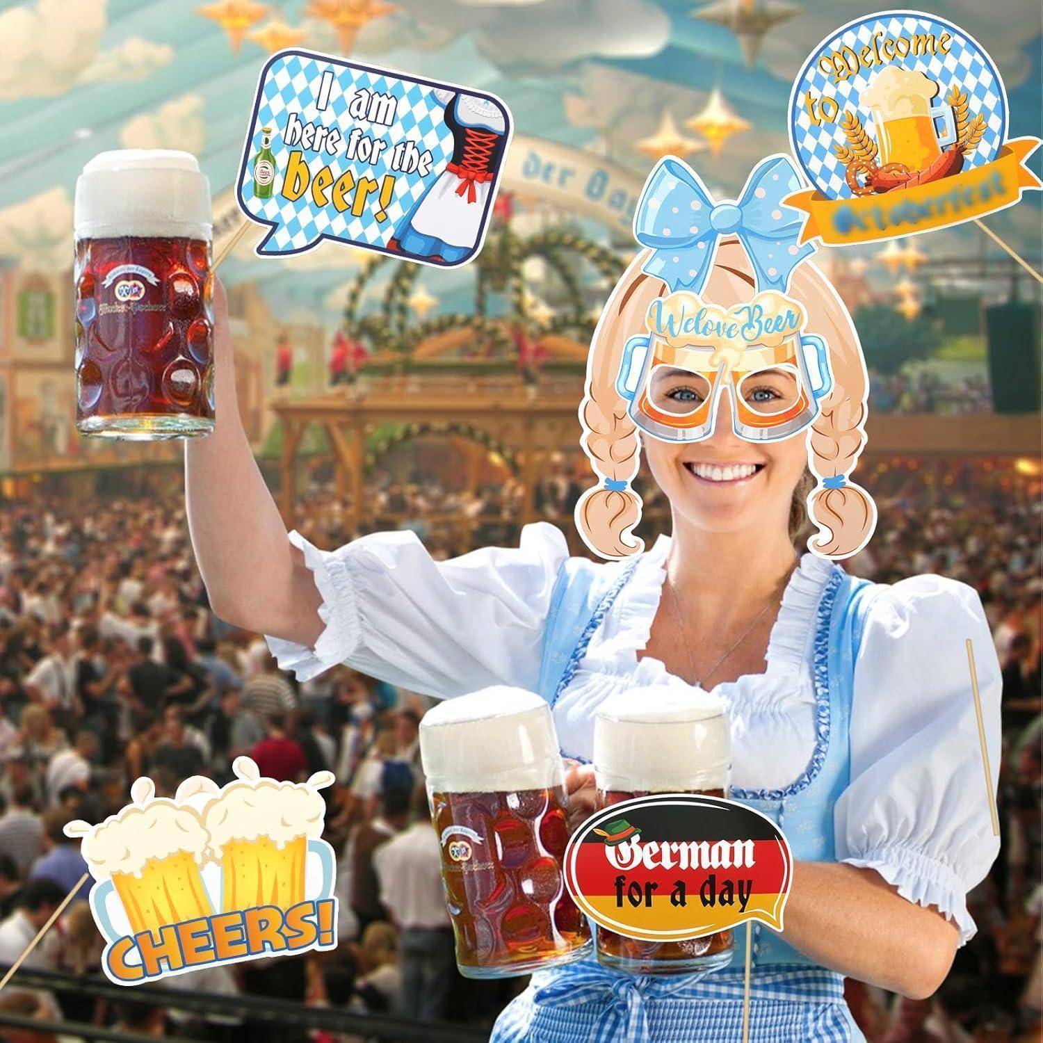 Eine Person in traditioneller bayerischer Tracht hält große Bierkrüge bei einer festlichen Veranstaltung. Banner lesen 'Prost' und 'Ich bin hier wegen des Bieres'.