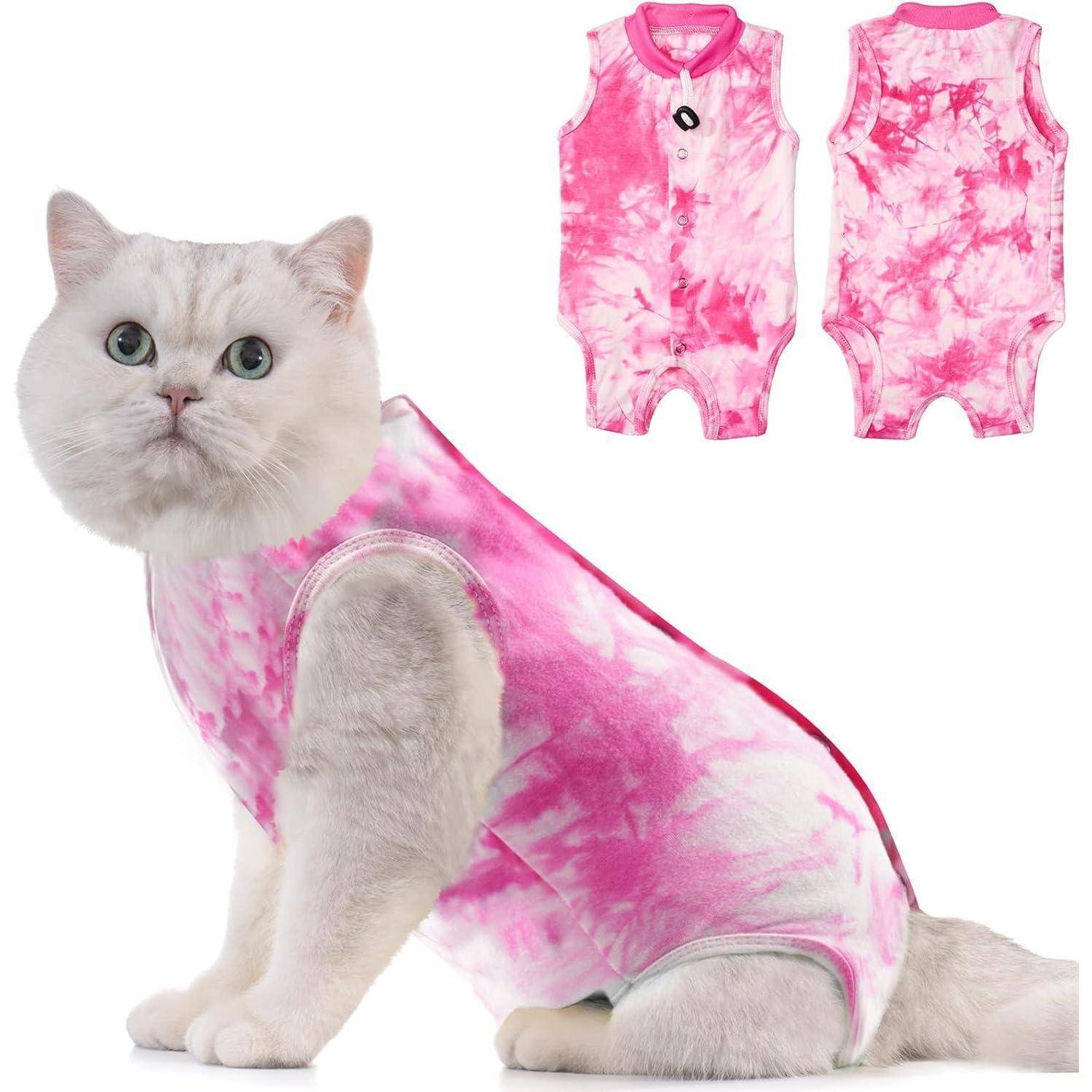 Eine weiße Katze trägt einen rosa batikgefärbten Jumpsuit und sitzt mit Text, der einen passenden Anzug im Hintergrund zeigt.