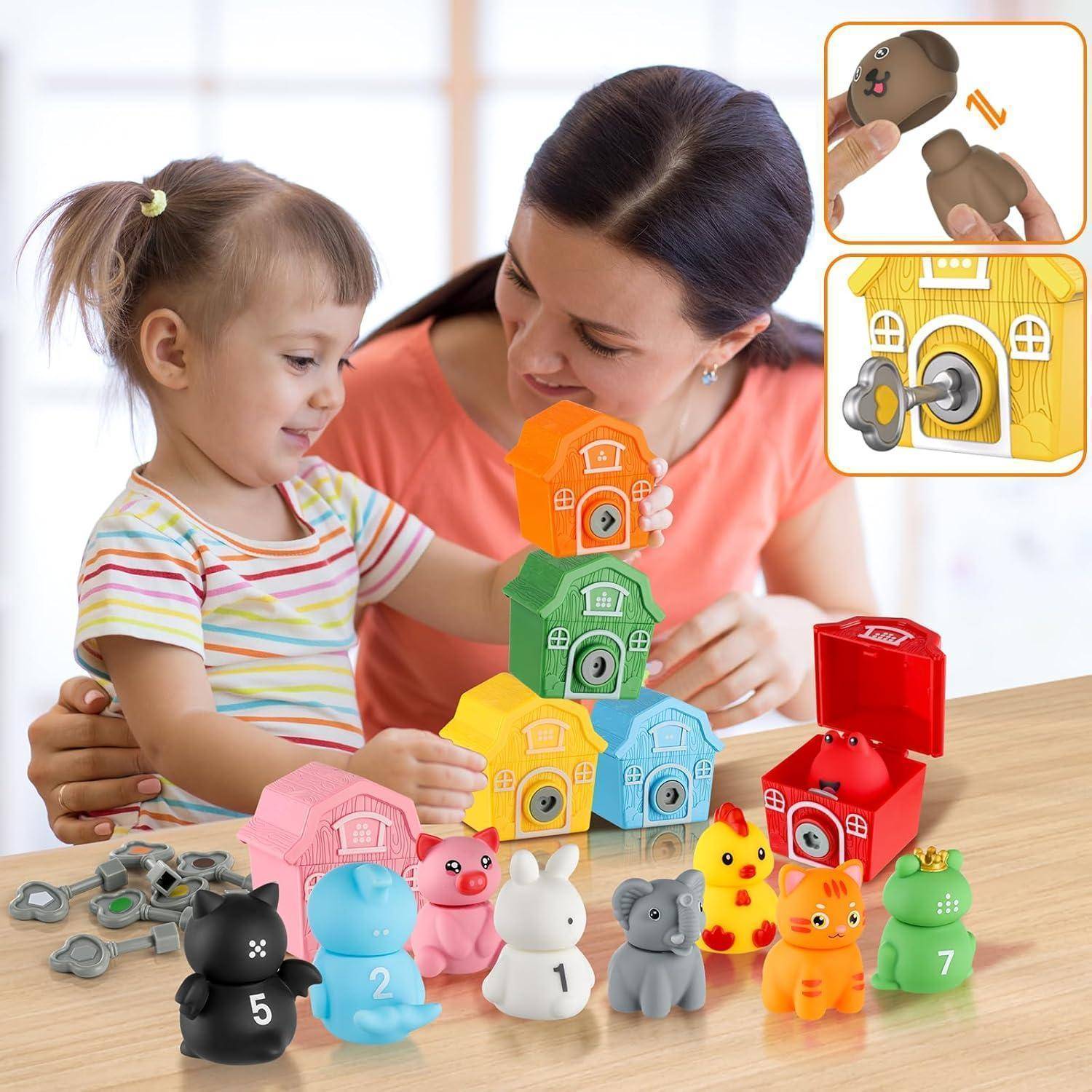 Ein Kind und ein Erwachsener spielen mit bunten Plastik-Tierspielzeugen und nummerierten Häusern und fördern dabei das Lernen und die Feinmotorik.