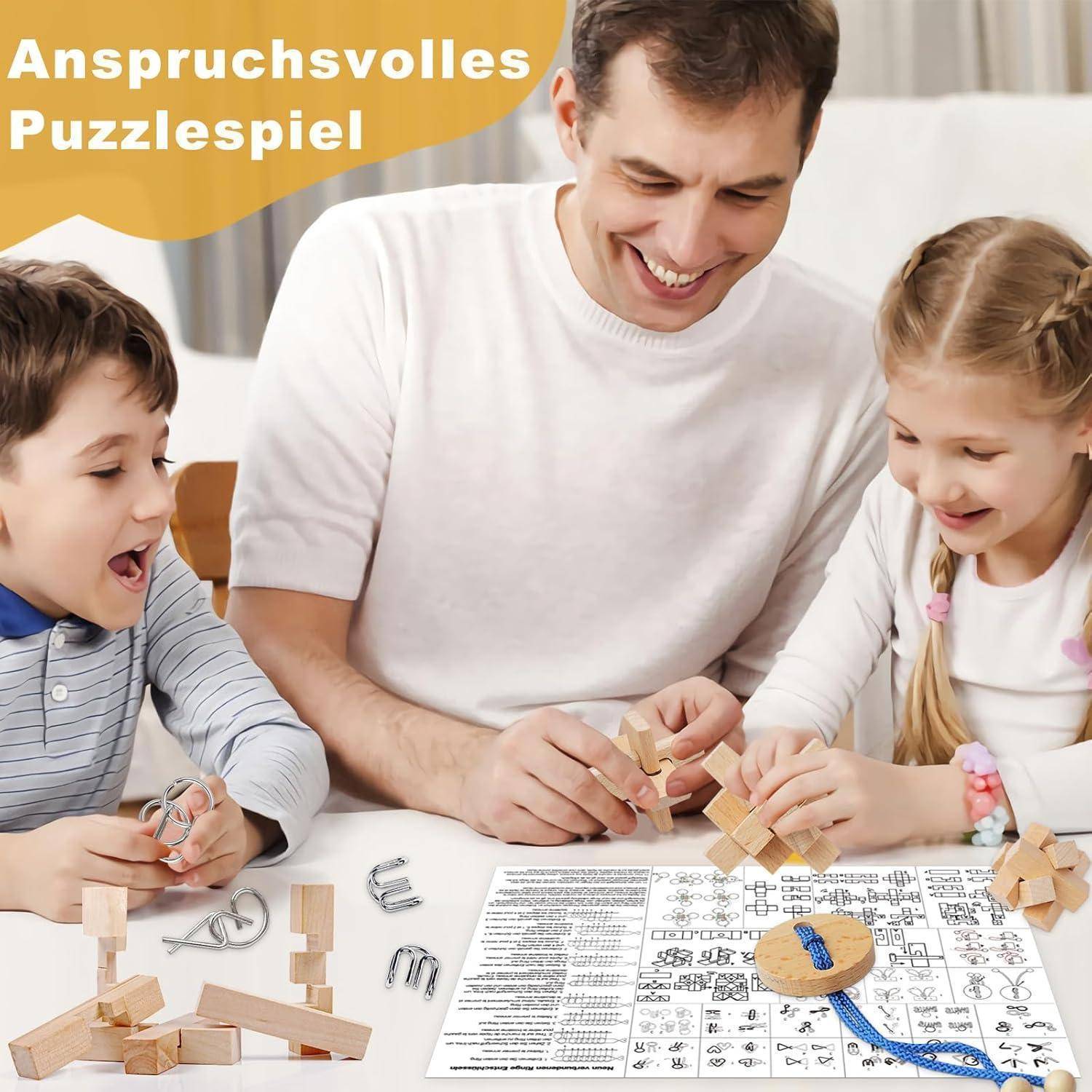 Eine Familie löst gemeinsam an einem Tisch Holzpuzzles und Geduldsspiele. Der Text 'Anspruchsvolles Puzzlespiel' ist sichtbar.