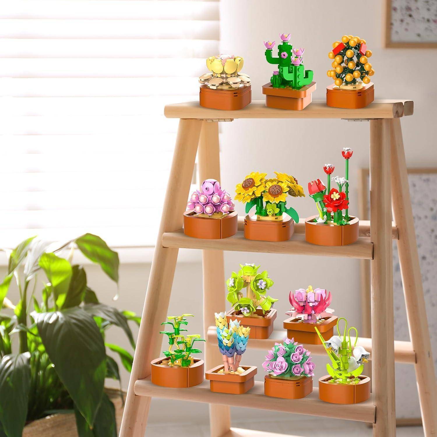 Bunte Spielzeugblumen, die auf einer kleinen Holzleiter arrangiert sind, mit einem Fenster und Zimmerpflanzen im Hintergrund, eine lebendige Innenszene erschaffend.
