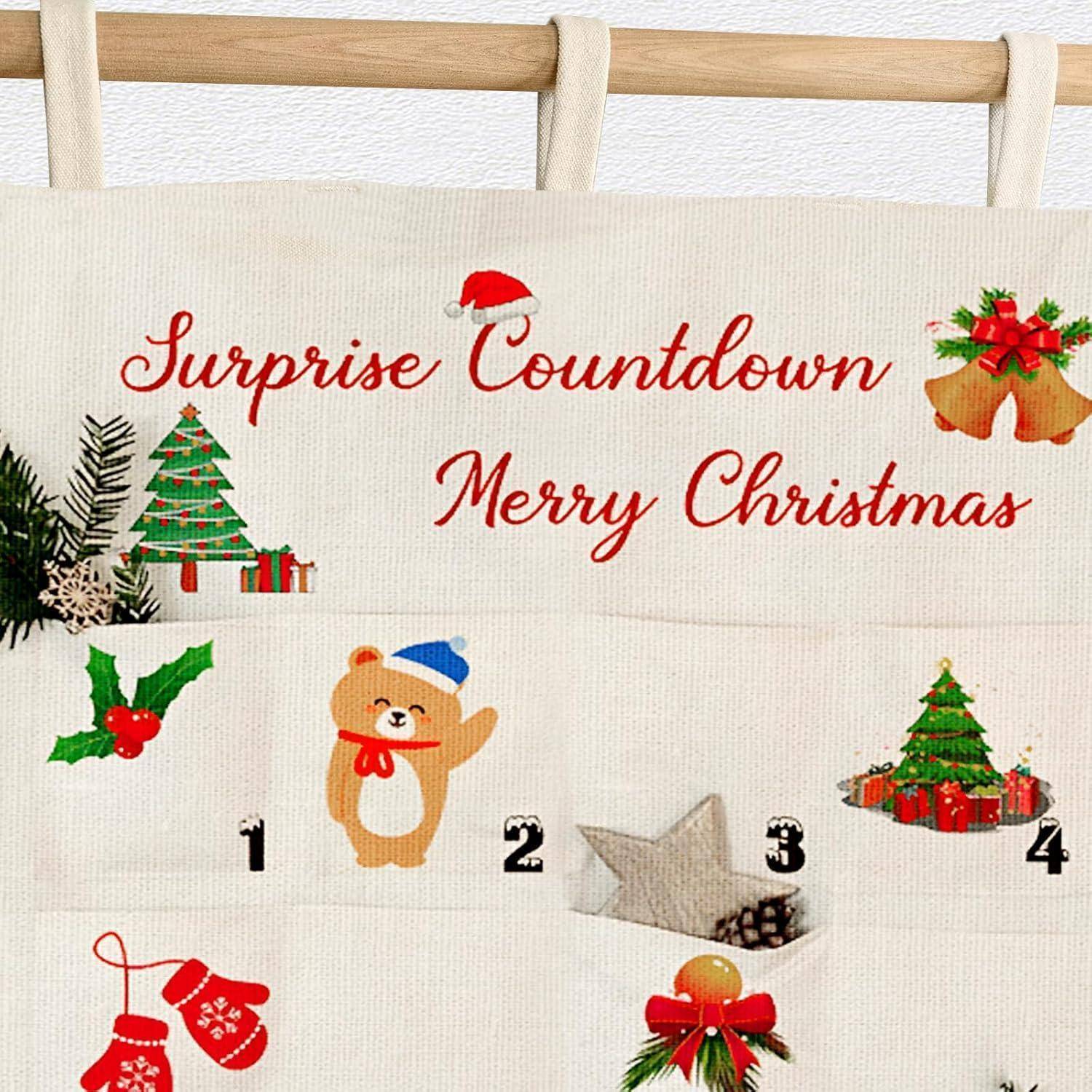 Weihnachtlicher Countdown-Kalender mit festlicher Dekoration und Zahlen, mit einem Teddybären und Feiertagsmotiven wie Bäumen und Weihnachtsstrümpfen.