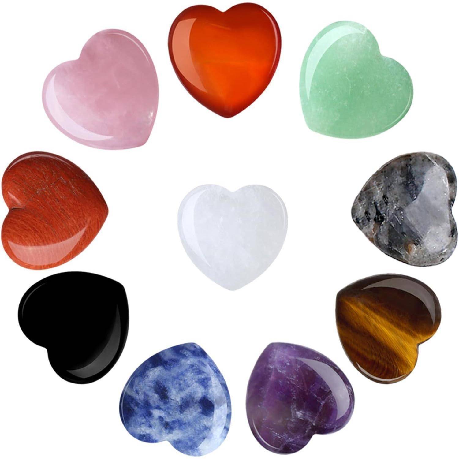 Zwölf herzförmige Steine in einem Kreis angeordnet, jeder in einer anderen Farbe und verschiedene Edelsteine wie Amethyst und Rosenquarz darstellend.
