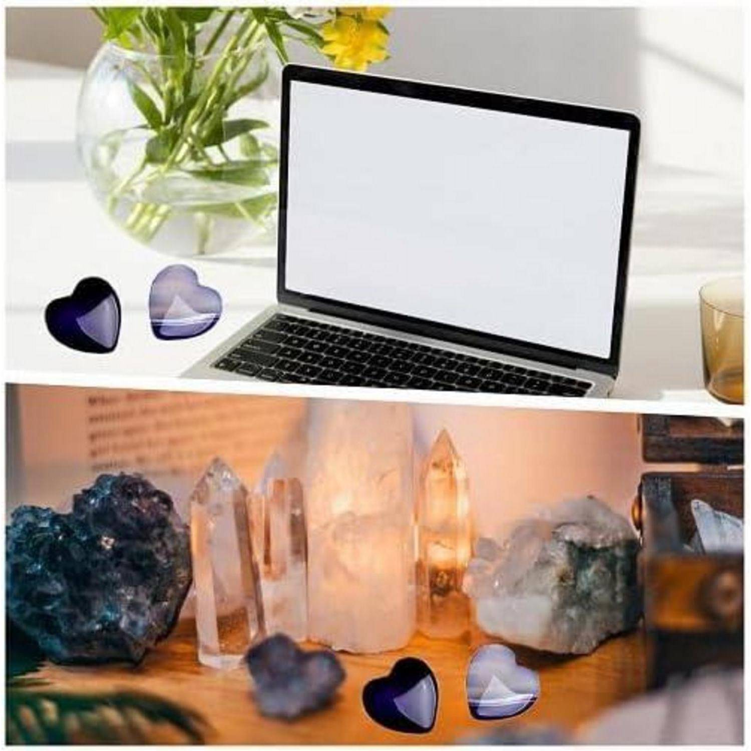 Ein Laptop und herzförmige Kristalle auf einem Schreibtisch mit einer Blumenvase darüber; verschiedene Kristalle auf einer Holzoberfläche mit warmem Licht darunter.