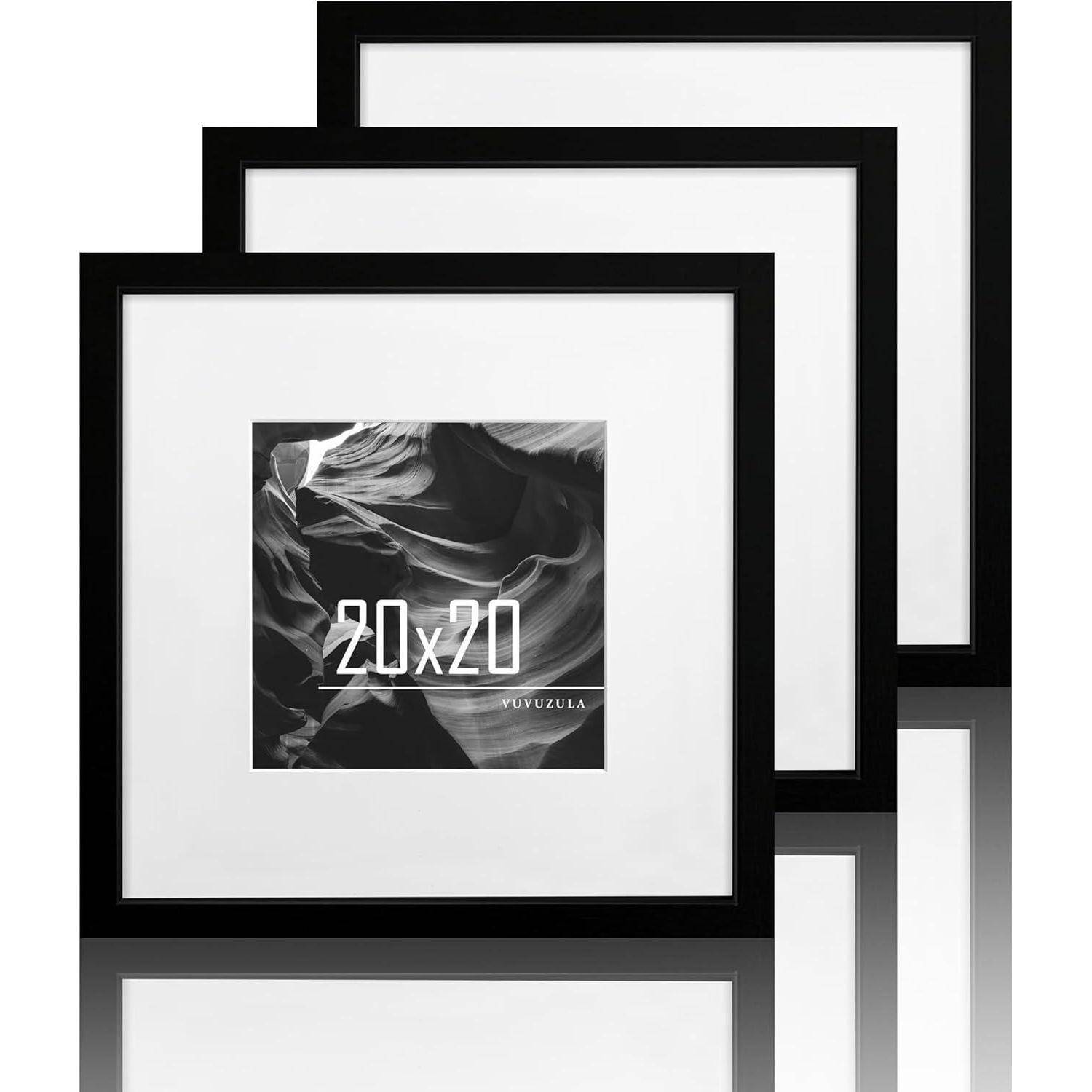 Drei Fotorahmen in schwarzem Rahmen, perspektivisch gestapelt; der vorderste Rahmen zeigt abstrakte Kunst mit dem Text „20x20
