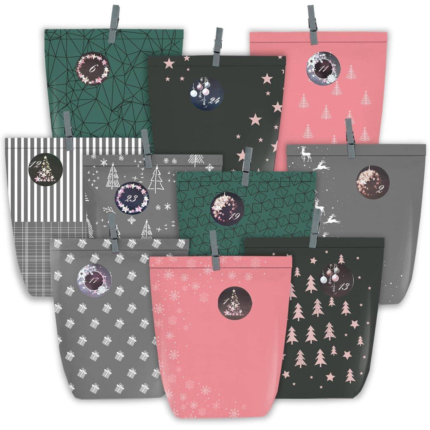 Bunte geometrische Geschenktüten mit festlichen Designs und nummerierten kreisförmigen Stickern von '1' bis '9', die einen Adventskalender nahelegen.