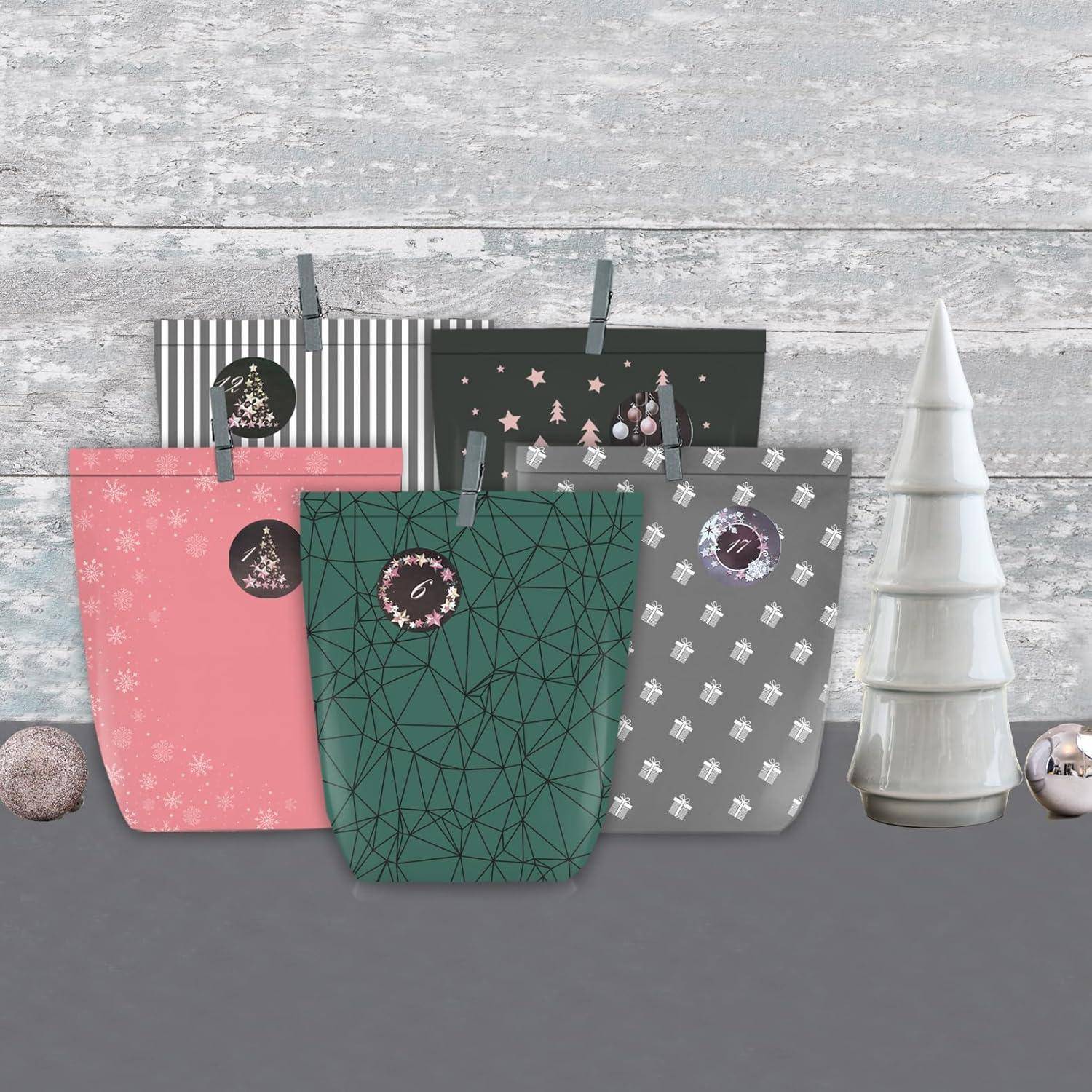 Geschenktüten mit festlichen Mustern und ein kleiner Weihnachtsbaum auf einem Holzboden, eine Weihnachtsstimmung heraufbeschwörend.