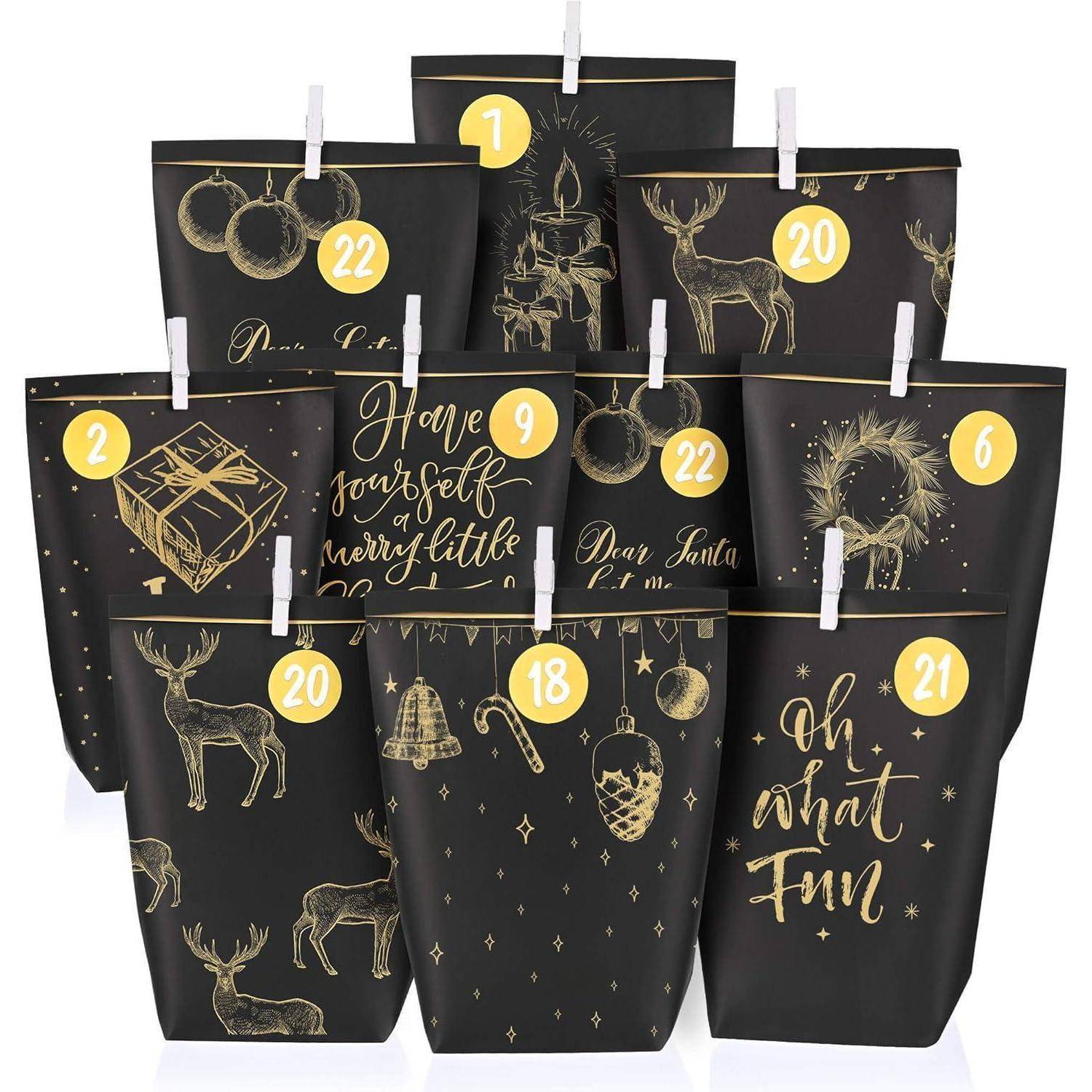 Neun schwarze Geschenktüten mit weihnachtlichen Golddesigns und Zahlen, in drei Reihen angeordnet.