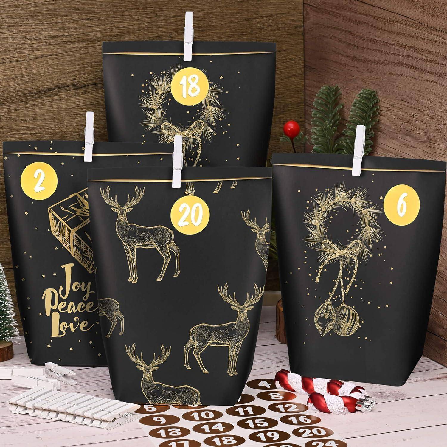 Vier schwarze Geschenktüten mit den Zahlen '2', '6', '18' und '20' präsentieren goldene Rentiere und festliche Designs vor einem Holzhintergrund.