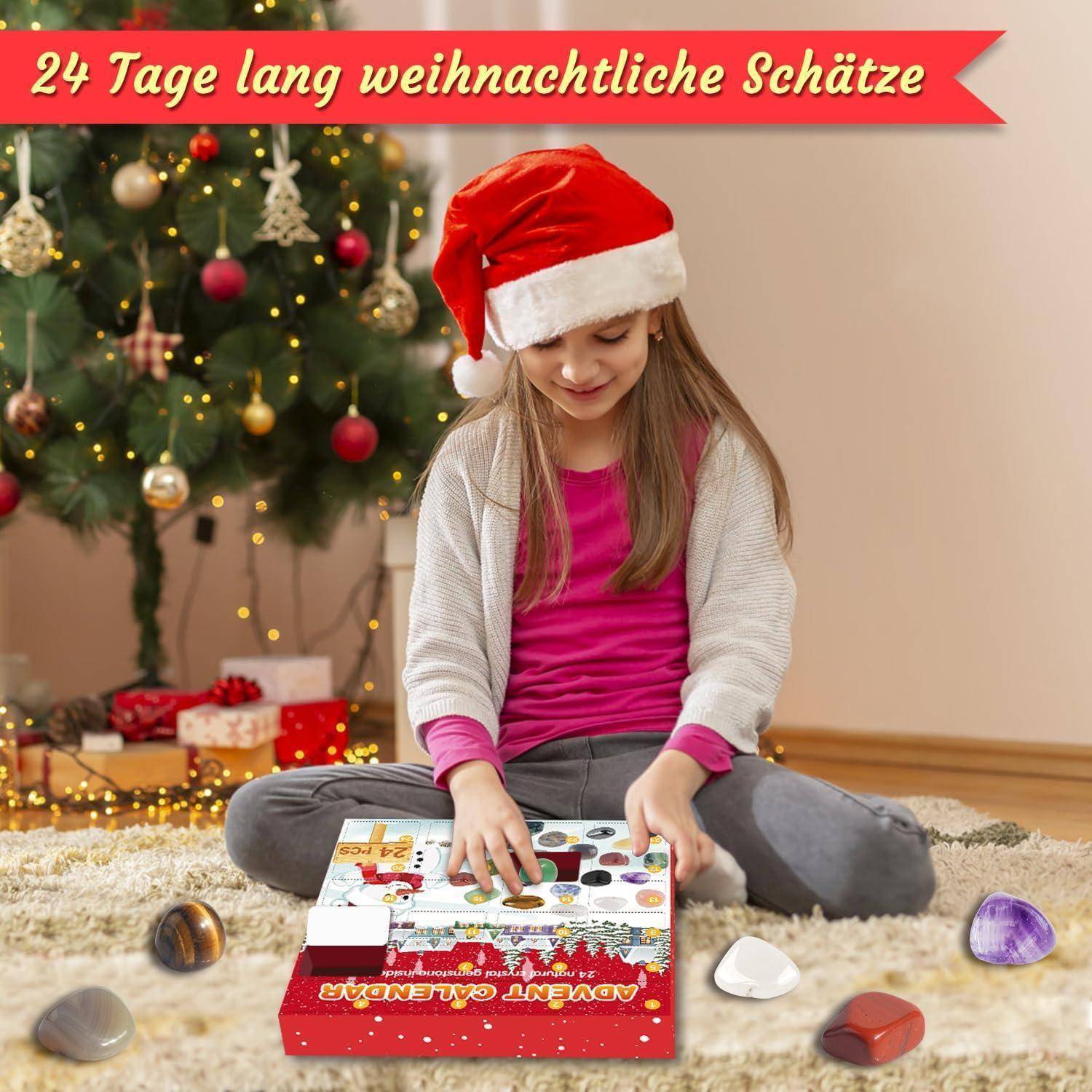 Ein junges Mädchen mit Weihnachtsmütze freut sich daran, einen Adventskalender neben einem Weihnachtsbaum zu öffnen. Das Banner trägt die Aufschrift „24 Tage lang weihnachtliche Schätze