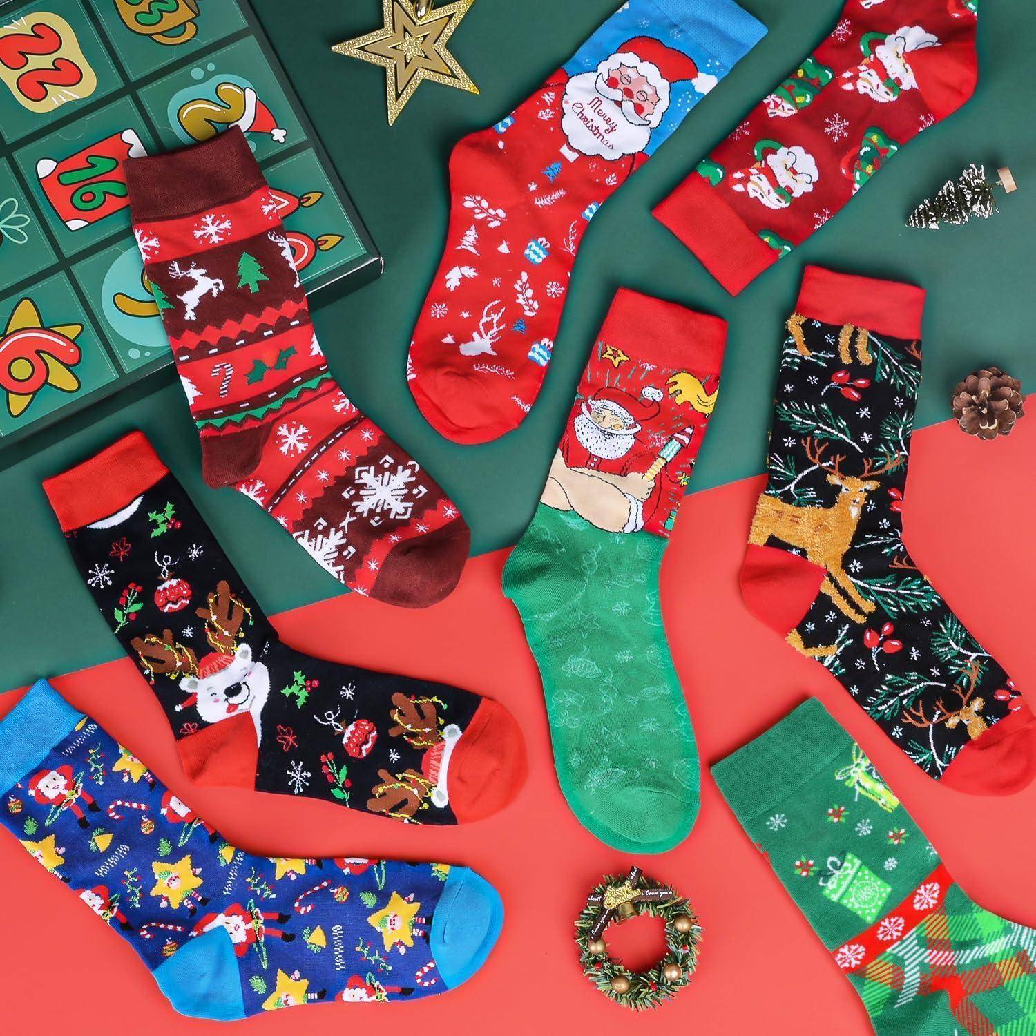 Eine Auswahl an bunten Weihnachtssocken mit festlichen Mustern, einschließlich Weihnachtsmann, Rentieren und Schneeflocken, auf einem grün-roten Hintergrund angeordnet.