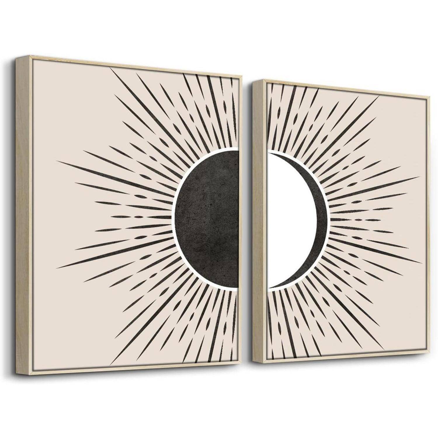 Abstrakte Wand-Kunstwerke von Sonne und Mond in zwei separaten Rahmen. Der linke Rahmen zeigt eine schwarze Sonne mit ausstrahlenden Spitzen; der rechte Rahmen zeigt einen Halbmond.