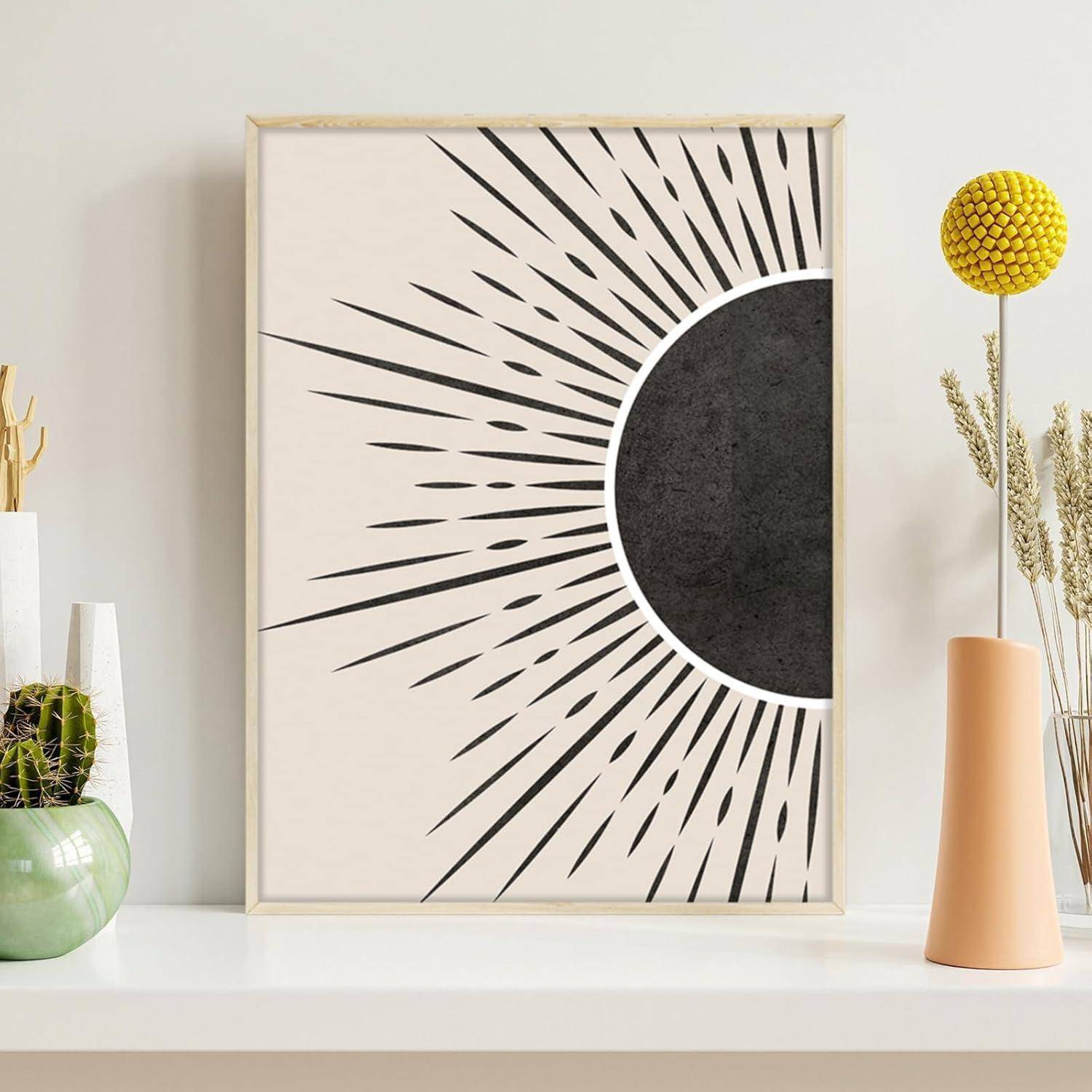 Ein gerahmtes Kunstwerk mit einer schwarzen Sonne mit ausstrahlenden Linien, platziert auf einem weißen Regal mit dekorativen Vasen, einschließlich gelber und grüner Akzente.